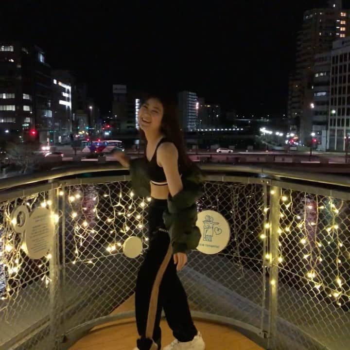 のインスタグラム：「Good Vibes Only ft. @sorry_wavy , @exxxile_shokichi / @salu_info  choreography / @riehata 📸 @ydh.inc 💻 me 👗 outer l @threeblue.hide.k  top l @gu_global  pants l @bucca44_official  sneaker l @filausa . . 福岡に生まれてよかったって思った😭 感謝とラブがいっぱいです🙇‍♀️💓 また頑張ってこ🦄💜 good vibesな日々でした✨ フルはYouTube ▷ にあげてます💁‍♀️ . . .  #ダンス #dance #dancer #fashion #hiphop #graffiti #bgirl #ダンサー #model #モデル #japanesegirl #japan #love #東京 #振付 #作品 #夜景 #イルミネーション #夜 #youtube #撮影 #happy #仲間 #感謝 #家族 #actress #一生仲間 . . .」