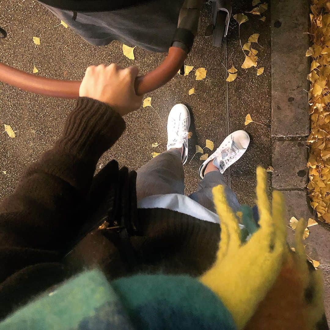 美生のインスタグラム：「🍁﻿ ﻿ たくさんお問い合わせいただいている﻿ リブヘム細見え美脚パンツ✔︎﻿ 通称膝蹴りパンツ♡ 娘たちと動き回る日も﻿ そうでない日も大活躍✌️﻿ ﻿ 近日中の再販はないとのことですが﻿ 春に向けて新色も追加予定なんだとか♡﻿ ﻿ チラッと新色見せてもらったけど﻿ めちゃ可愛かったです♡♡﻿ ﻿ ﻿ お買い物してくださった皆さんにも﻿ 気に入っていただけますように🙏♡﻿ ﻿ ﻿ ﻿ ﻿」