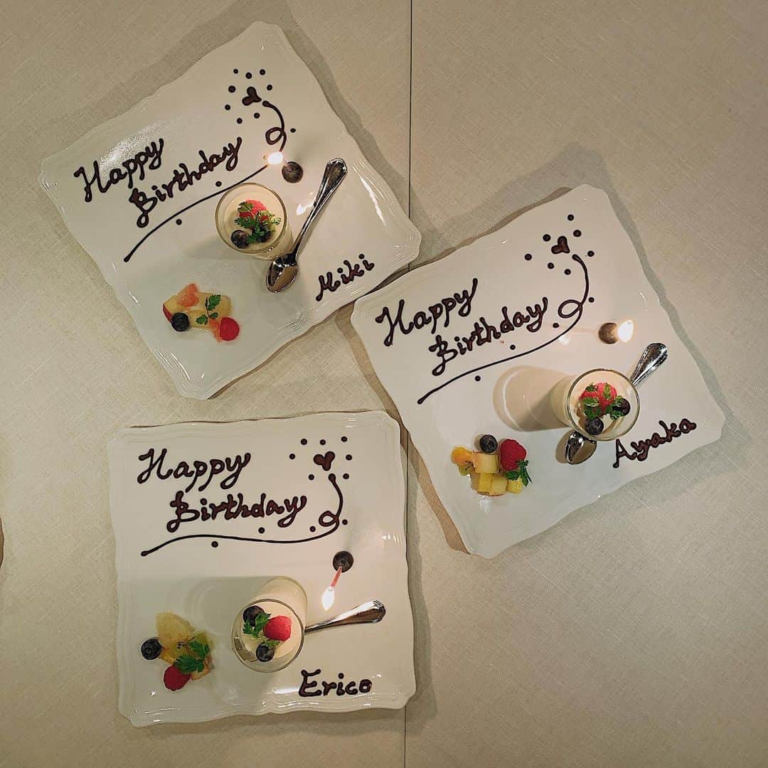 土井地恵理子さんのインスタグラム写真 - (土井地恵理子Instagram)「・ 誕生日が近い2人と (しかも2人は誕生日も歳も一緒！) 自らお祝い🎂🥂😂 プレートも自らオーダーw ・ ずっと気になってた @santamarianovella1612 のレストランで。 あのポプリが香るエントランスから 15種類のハーブのサラダ 素敵でした❤︎ ・ ・ おめでと！お互い🤣❤️ 楽しんでいこうね〜✨ ・ ・ #happybirthday  #santamarianovella  #ginza #銀座」11月26日 19時42分 - ericodoiji