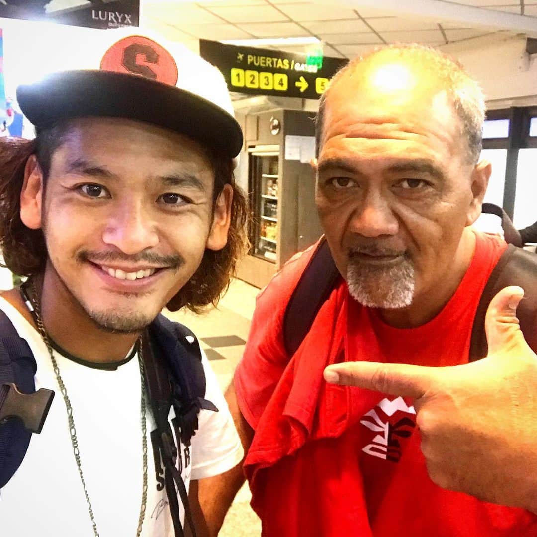 のインスタグラム：「#パラグアイ 🇵🇾の空港で #ラグビーで まっちゃん似で話題になった #中島イシレリ  選手に似てる人を発見。  ガタイ良い集団で統一ジャージで代表感出してるので、もしやと話しかけたら #ビーチサッカー をしているとの事で全く違う人でした。⚽️ 日本の神戸のビーチでプレーした事あると言われ、その道ではまあまあ有名な人なのかな？？ という出会いがありました。  日本出発から丸二日かけてやっとこさ最初の目的地ウルグアイ🇺🇾着の飛行機に乗れます。  大会前の旅も楽しんできまっす！🚶‍♂️ #旅 #旅人 #南米 #trip #tripper #photographer」