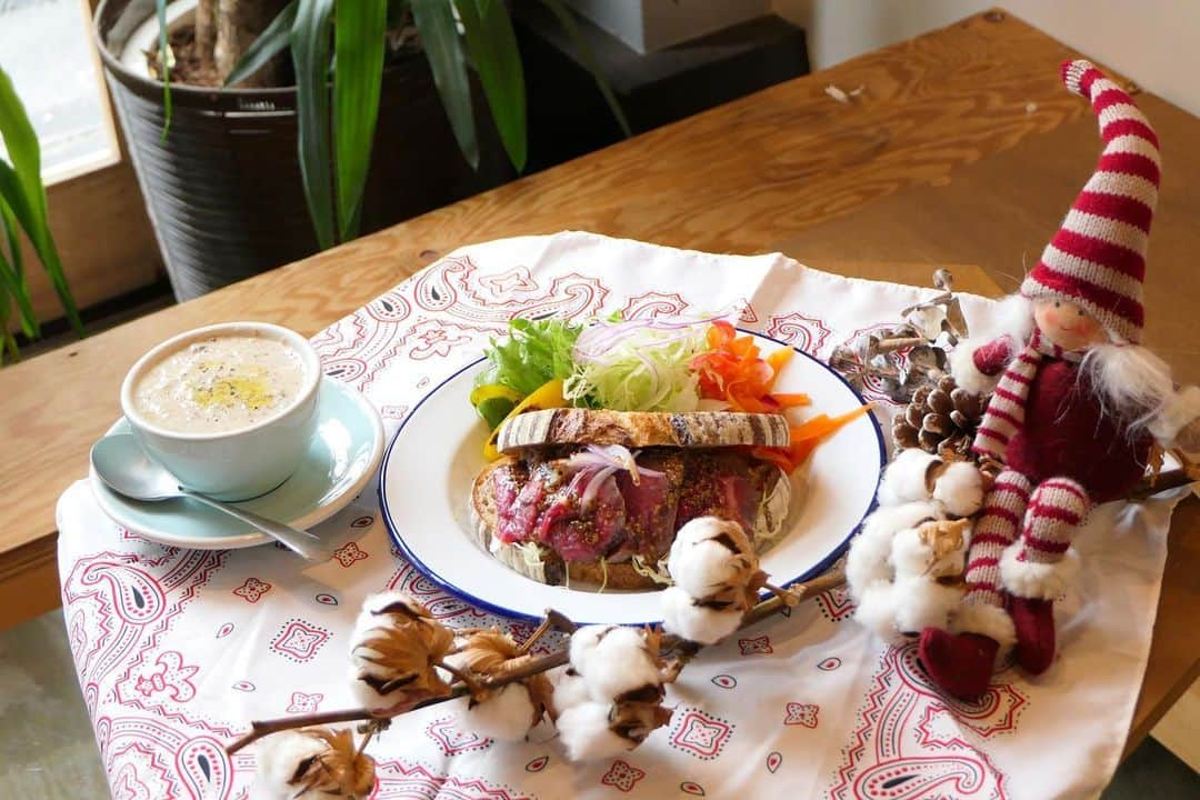 HeyCoffeeさんのインスタグラム写真 - (HeyCoffeeInstagram)「. \HOLIDAY SPECIAL ROASTBEEF SANDWICH PLATE発売/ . やってきましたこのシーズン！ 今年は明日11/27からクリスマスデー12/25までの期間の販売です。 . ぜーんぶ店内で毎日作って、みなさんにお届けするため例年より在庫多少は増やしましたが限界があります。 お早い時間にご来店ください。 . HeyCoffeeからみなさんへ、一年の感謝を込めてクリスマスプレゼント価格で毎年このクリスマスシーズンに発売するローストビーフサンドイッチ。 . 今年はより良く美味しくするため多少作り方も変えてご提供いたします。 . 発売時間は11:00から、その日の在庫がなくなるまでとなっております。 現状例年より在庫を増やした為ご予約はいただけません。 ご来店いただきオーダーくださいませ。 .  画像は去年のものでして、今年のはまたお出しします。 明日はだいちゃんとみなさんをおまちしてますが、おそらく明日は寒いしお天気悪いので初日なのに絶好のチャンスデーかと思われます。 ぜひお待ちしております🙇🏻‍♀️ お店は8:30-18:00で皆様をお待ちしてます！ . ﻿ ✭SCHEDULE✭﻿ ﻿ 11/30-12/1 Sat&Sun﻿ 店内イベント﻿ 花屋花星 クリスマスポップアップショップ﻿ クリスマスリースなどの販売会開催﻿ ﻿ 11/27 Wed 11:00〜﻿ Holiday Special ﻿ ROASTBEEF SANDWICH PLATE﻿ 販売開始﻿ ﻿ 12/8 sun﻿ 出店▶︎今年最後の朝市﻿ 店舗▶︎おやすみ﻿ ﻿ 12/15 Sun﻿ 今年最後のオトナバリスタクラブ﻿ 18:00-20:00﻿ 残り1席です﻿ ﻿ ﻿ #HeyCoffee #コーヒー #specialtycoffeeshop #コーヒー巡り  #さいたまカフェ #埼玉グルメ #戸田市 #戸田公園  #onibuscoffee #花屋花星 #オトナバリスタクラブ #ローストビーフサンドイッチ　#クリスマスプレゼント」11月26日 19時48分 - heycoffee.jp