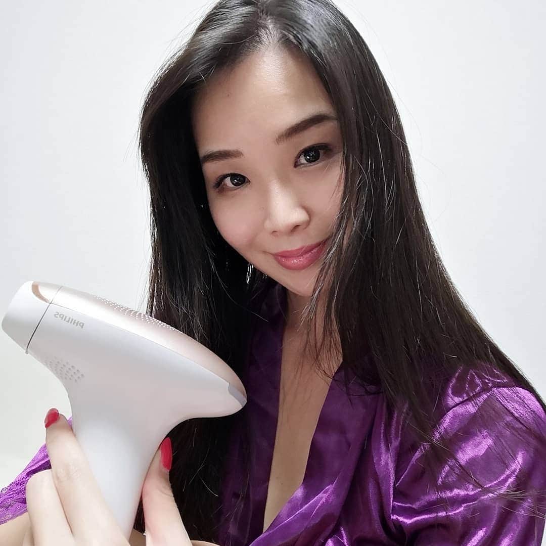 Miyu Toyonagaのインスタグラム：「@philips Lumea Advanced IPL 3 weeks challenge finished✨ Say bye bye to unwanted hairs👋  ドアップ失礼します🙏💦 前回、ポストしたフィリップス光美容器ルメアアドバンス。３週間の間、私は寝る前に２度使用しました✨ 気になる実力は、本当に「2回で実感」できる！ 照射後は、1週間を過ぎたあたりから、一部の伸びかけたムダ毛が、少し触っただけで抜けたことに驚き。２回目終えたあとは毛が生えてくる期間がかなり遅くなりました😯  こんなに楽になるならもっと前から使っておけばよかった...😌 軽いので旅行にも持っていけるところが💯  #光美容器 #ルメア #ルメアアドバンス #Philips #フィリップス #自宅エステ #美容」