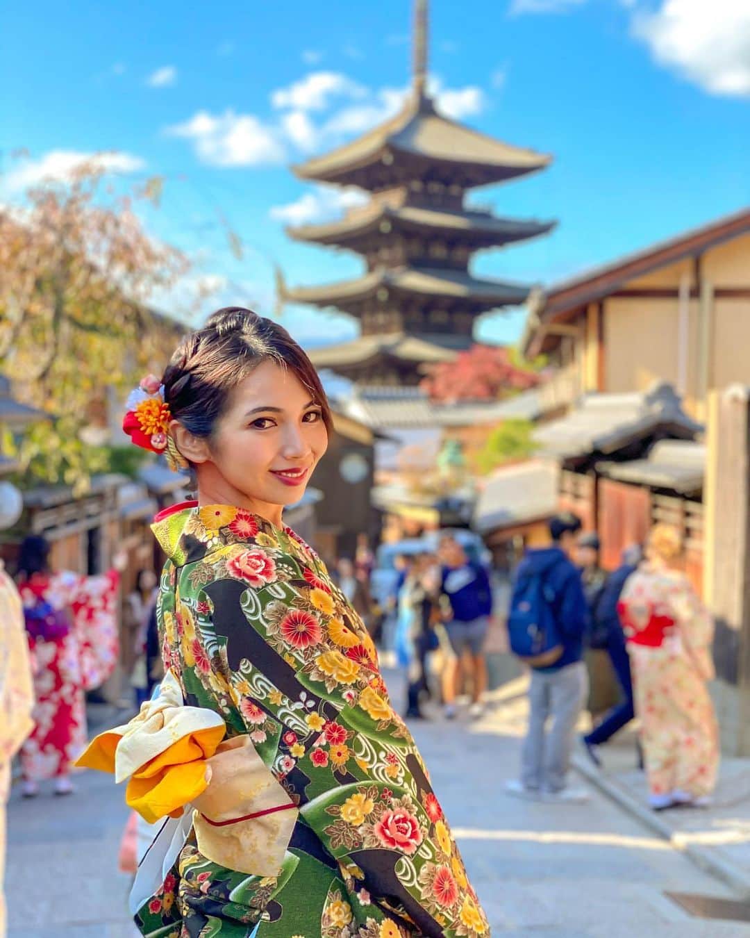 のインスタグラム：「京都へ👘🍁. . 夏は沢山浴衣を着たけど、ここでは着物を☺️. 和服って好きだなあ…丁度紅葉の季節と重なったのでラッキーでした。 景色がどこもキレイで。寒かったけど、空気が澄んでるようなツンとした感じが好きだったな🙆‍♀️👌. . . #京都 #紅葉 #着物 #旅行 #京都旅行 #旅 #和服 #秋 #kyoto #trip #kyotojapan #kyototravel #travel #travelphotography #kyototrip #kimono」