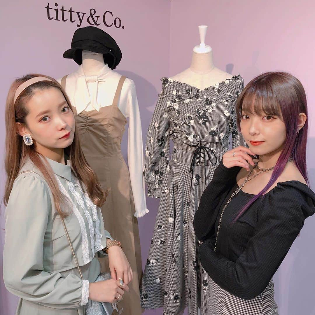 mimさんのインスタグラム写真 - (mimInstagram)「珍しく前髪上げた😳 mamと @tittyandco_com の展示会に行ってきたよ  #mimmam#twins#photo#instagood」11月26日 19時55分 - mim_11_11