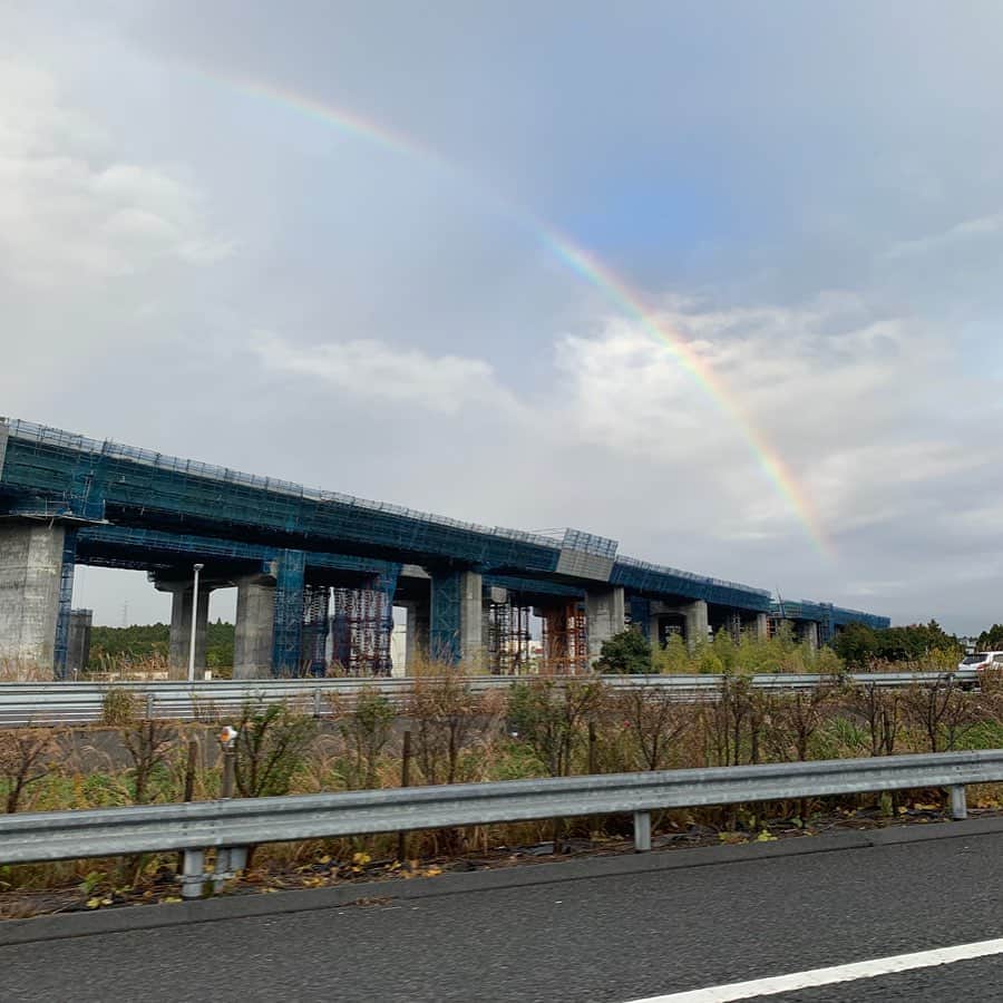 のインスタグラム：「┈❁┈┈❁┈┈❁┈ ・ ・ ・ ・ ・ 私の2019シーズン10カテゴリーのレースが  全部終わった。。。 達成感と寂しさが同時に押し寄せてる😌 竹本にとって今シーズン ラストレースとなるDTMの行きに  めちゃめちゃ大きい虹見れた！ 気がついたら人生最高だったわ〜☺️ ・ ・ 少しでも竹本に関わってくれた皆様、 本当に感謝しています☺️ ありがとうございました☺️ そんな最高なみんなに どうしようもなくhappyなことが いっぱい押し寄せますように🤗 ・ ・ ・ ・ ・ #umbrellagirl #racequeen #gridgirls  今シーズンレースクイーンしたカテゴリー🔻 #supergt #superformula #supertaikyu  #pccj #f4 #blancpaingtworldchallengeasia  #tcrjapan #zic700km #dtm #sizuka10h 日本語バージョン🔻 #スーパーGT #スーパーフォーミュラ #スーパー耐久 #ポルシェカレラカップジャパン #FIAF4  #ブランパンGTワールドチャレンジアジア #TCRジャパン #ZIC700km耐久レース (中国/珠海) #DTM特別交流戦 #鈴鹿10時間耐久レース」