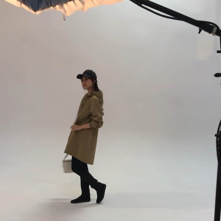 海野ナルのインスタグラム：「#ワークマン 撮影へ👕✨ アウトドア用品、登山用品、ランニングウェア、レインウェアまで幅広く展開していて、 機能性も抜群です🤗 . 沢山着せて頂いきましたが、 靴も服も着心地が凄く良いんです❗️ それで低価格なんて嬉しい😆✨ . 全国に800店舗以上あります！ お近くのワークマンへ是非🙌👕 #workman #ワークマンプラス #ワークマン女子 #ワークマンコーデ #アウトドア #登山用品 #登山ファッション #ランニングウェア #レインウェア #カジュアルコーデ」