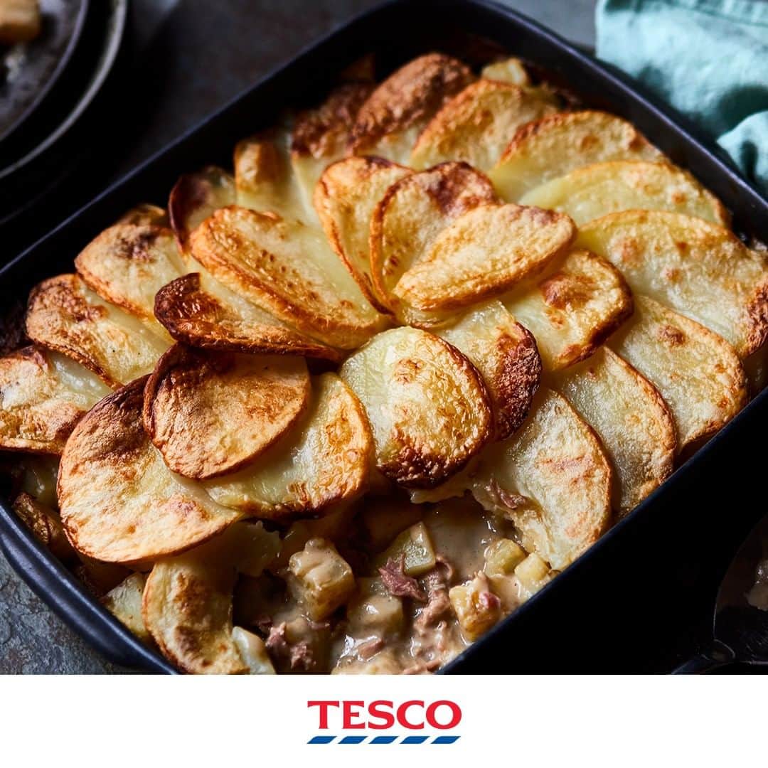 Tesco Food Officialさんのインスタグラム写真 - (Tesco Food OfficialInstagram)「Looking for the 3-ingredient secret to getting through a chilly Tuesday? Head to our 3 Ingredient highlight for this easy ham and potato casserole - it’s comfort food worth dreaming of.  Ingredients 180g shredded ham hock 125kg British Maris Piper potatoes 600g Tesco Finest cream of mushroom soup  Method Preheat the oven to gas 8, 230°C, fan 210°C. Chop 2 potatoes into small cubes, parboil in a pan of boiling water for 5 mins, then drain. Slice the remaining 2 potatoes as thinly as you can and set aside. In a medium baking dish, mix the ham hock, mushroom soup and cubed potatoes together to create the filling. Top with the thinly sliced potatoes and brush with a little olive oil. Bake for 50-55 mins until piping hot with a crispy top. Serve immediately.」11月26日 20時00分 - tescofood
