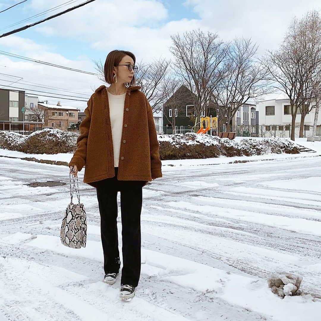のインスタグラム：「・ 雪が降ったけど それでもコンバースを履きます👟 ・ ・ outer.knit @uniqlo_ginza @uniqlo_with  pt @canaljean  bag @globalwork_official ・ ・ ・ 髪を切ったので大きめピアスを付けても バブリー感がでなくバランスよくまとまるので◎ ・ ・ 毎日ベージュブラウンブラックたまにグレーの繰り返しの日々だけど  たいして代わり映えしないコーデだし 新作をばんばん買うこともないし 全然キラキラした日常を送ってませんが こんなインスタをいつも見て下さってありがとうございます🙇🏻‍♀️ 昨日と今日の久々のライブも楽しかったです♡  キラキラしたインスタにする為だけの生活をする気は全くなく インスタの為に生活してるわけでもないです。  キラキラリア充インスタは見ていて楽しいですが、全く参考になりません笑  どうせ公開インスタにしているなら 一般の同世代や子育てを頑張っている お母さん達の参考になるインスタを 私は目指したいです。(いきなりどうした)  自分のイライラを抑えられず息子にしょっちゅう怒鳴り散らす鬼母さんです👹が これからも宜しくお願いします♡ (別に何かあった訳ではないです😂) ・ ・ ・ #ママ#ママコーデ#ママファッション#code #ootd#outfit#mamagirl#北海道ママ#札幌ママ#三児の母#お洒落さんと繋がりたい#プチプラコーデ#今日のコーデ#ママライフ#ロカリ#スナップミー#mineby3mootd#ponte_fashion#4yuuu#きょコ#今日の服#大人カジュアル#主婦#男の子ママ #ビュースタグラマー#mamagirl_sugotoku」