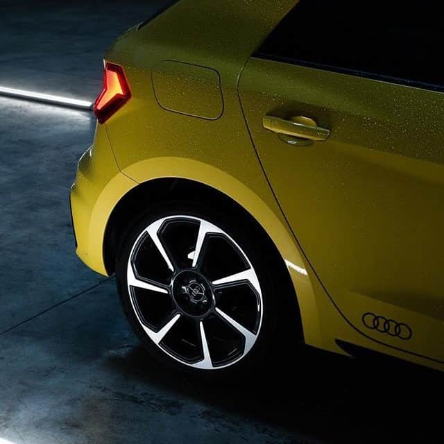アウディ ジャパンさんのインスタグラム写真 - (アウディ ジャパンInstagram)「伝説のラリーマシンにインスパイアされたアグレッシブなディテールと、アスリートの鍛えあげられた体躯を思わせるフォルムが、他のコンパクトカーとは異なる個性を表現。  The all-new Audi A1 Sportback。いつでも堂々と我が道をゆくあなたにこそ相応しい一台です。  #この世のすべてを楽しみつくせ  #Audi #A1 #AudiA1 #アウディA1 #Audijapan #アウディ #carwithoutlimits #carsofinstagram #Audiworld #Audigenic #車好きな人と繋がりたい」11月26日 20時00分 - audijapan