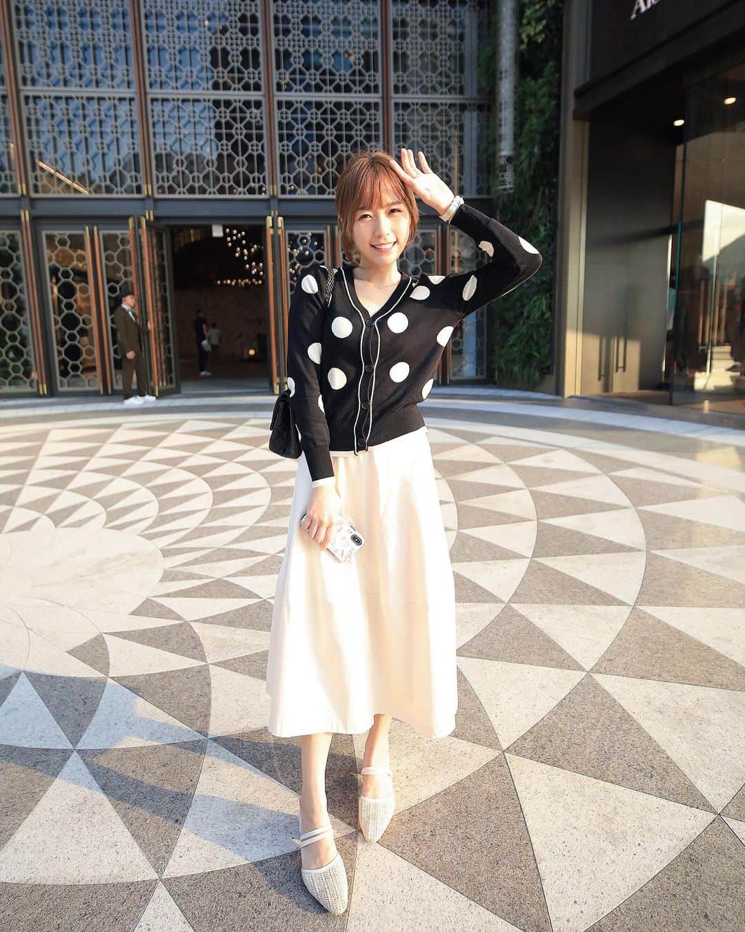 Miss Hunnyのインスタグラム：「這已是我家裏最多dot dot的衣服了⚫️⚪️⚫️⚪️⚫️⚪️⚫️⚪️⚫️⚪️⚫️ 繼續有請小鳳姐 ♪( ´θ｀)ノ  Photo by @szetosifu」