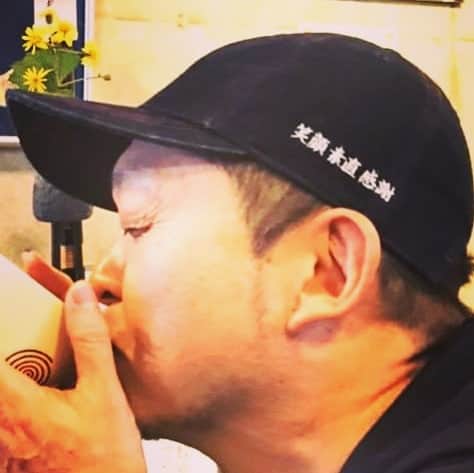 松本隆博のインスタグラム：「。 僕が今回、イベントで離島に 行った際、主催者に言った事。 「その辺の芸能人と同じに考えないで欲しい。離島まで来たんだから1回イベントやって返すなんてじつにもったいないです！ついでと言っては何だが保育所とか小学校とか施設とかもっとボクを使い回しなさいよ。ギャラなんていらん本来のイベントに含めたらいいじゃないですか？旅費も宿泊費も1回で返したらもったいないでしょう？イベント後の島民のイベントも顔出しますし夜の懇親会も参加しますし、そうやって少しでも島民の元気に繋がれば本望ですから。今までの芸能人がそうだったんだろうけれど僕は自分を芸能人とは思ってないですし、考え方を改めて欲しい。今度もし僕を呼ぶ時があるならばその方向でお願いします」 僕は少子化や高齢化や島の活性化や若者支援等、そんな話題でみんなで討論するの大好きですから！ほんとその辺の芸能人と同じにして欲しくない。ほんと。 ～人生遊歩道～」