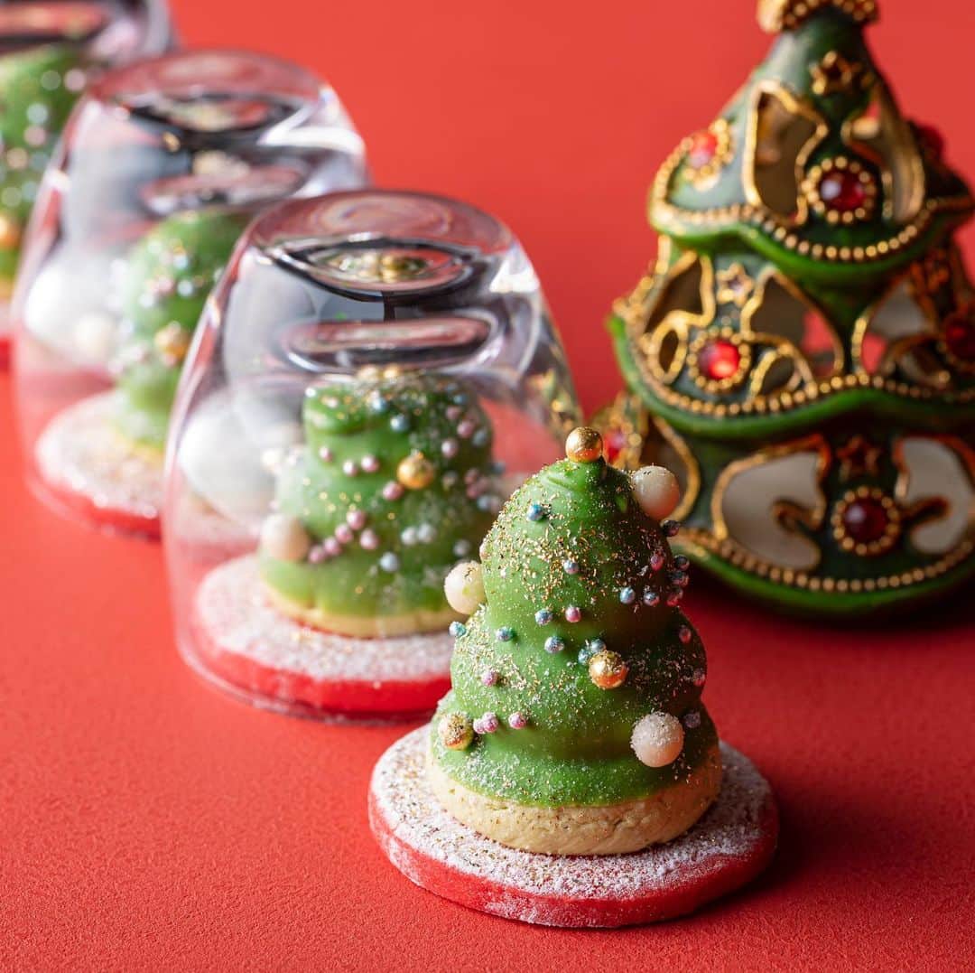 ヒルトン東京さんのインスタグラム写真 - (ヒルトン東京Instagram)「小さくて🎄かわいらしい「リトルツリー＆ミニミニオーナメント」はピスタチオとマロンのクリームの中にラズベリーを忍ばせ、🌨ツリーのようにアレンジしました。🎉アラザンを散らし、クリスツリーのイメージで仕上げました！﻿ ﻿ “Little Tree” is a mini tart topped with pistachio & 🌰chestnut cream. It looks like a mini Christmas tree with the adornment of chocolate🍩sprinkles.﻿ ﻿ #ヒルトン東京 #マーブルラウンジ⠀﻿ #新宿 #ホテルビュッフェ #スイーツビュッフェ⠀﻿ #不思議の国のアリス #ケーキ好き #かわいい💕 ﻿ #hiltontokyo #marblelounge #tokyo #shinjuku﻿ #aliceinwonderland #foodie #dessertbuffet #christmas ﻿ #クリスマスティーパーティー #クリスマスケーキ #クリスマスツリー﻿ #東京観光 #爱丽丝 ⠀﻿ #먹스타그램 #도쿄 #에리스」11月26日 20時09分 - hiltontokyo