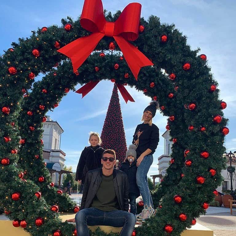 ミケーレ・カンポレーゼのインスタグラム：「❤️🎅❤️ #famiglia#natale#decorazioninatalizie#lovefamily#Veneto#Venezia#outletvillage#marrychristmas」