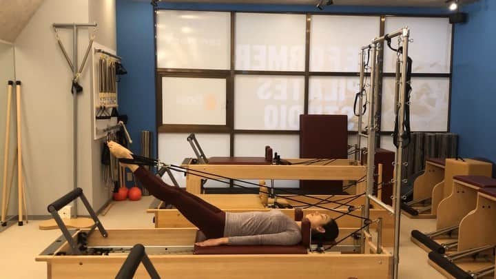 のインスタグラム：「pilates reformer " short spine" ・ ピラティス マシン リフォーマー 『ショートスパイン』 ・ ピラティスのマシーンの動きのバリエーションは250くらいあります🙌 マットのバリエーションも入れると300以上！ ・ これは腹筋でコントロールしながら、背骨の滑らかな動きを意識して動くエクササイズです。 ・ ・ #pilates #pilateskumako #ピラティス #マシンピラティス #クマピラ @kumazawa_eriko」