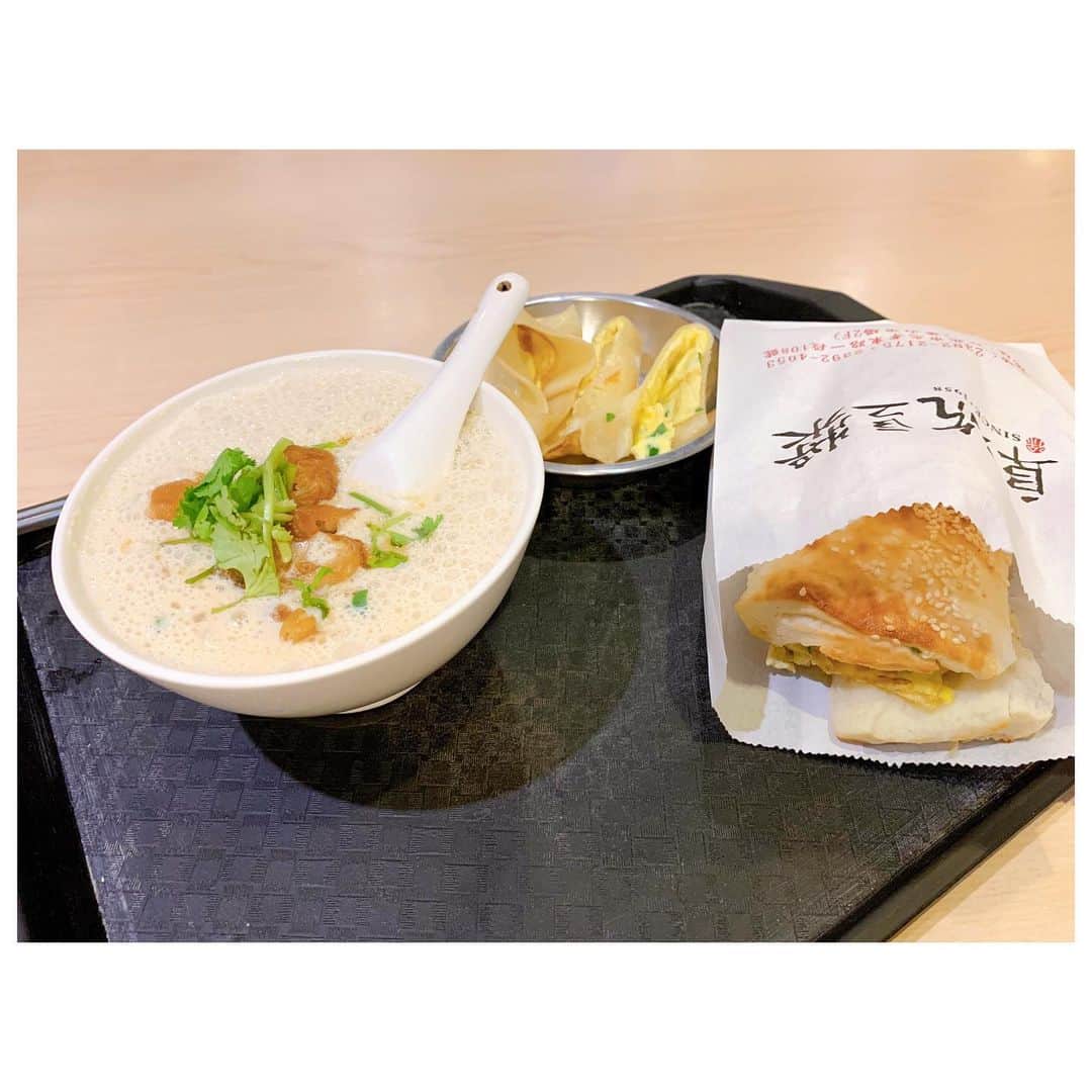 のインスタグラム：「2日目の朝はちょっと遠出をする予定だったので早朝ごはんへ。 5時30分くらいからあいている阜杭豆漿へ。 6時くらいに着いたんだけど、さほど並ばずでした。 が、30分後には階段下まで大行列。 並びたくない方は早起き必須です。 鹹豆漿(甘くない豆乳スープ) 厚餅夾蛋(卵焼き入り厚切りパン) 蛋餅(台湾風クレープ) をチョイス。 スープをパクチー抜きにするのを忘れるゆー痛恨のミスによりパクチーと戦いながらスープを飲むはめにw だからいまいち味を堪能できなかったのに悔いが残ります🤦🏽‍♀️ 厚切りパンは釜焼きしたナンみたいな感じで個人的にこれ気に入った！！ 次行くことあったら台湾式おにぎりも食べてみたいです。 ちなみに日本語メニューがあるので指差しで注文可でした。 #trip #travelgram #taiwan #yum #breakfast」