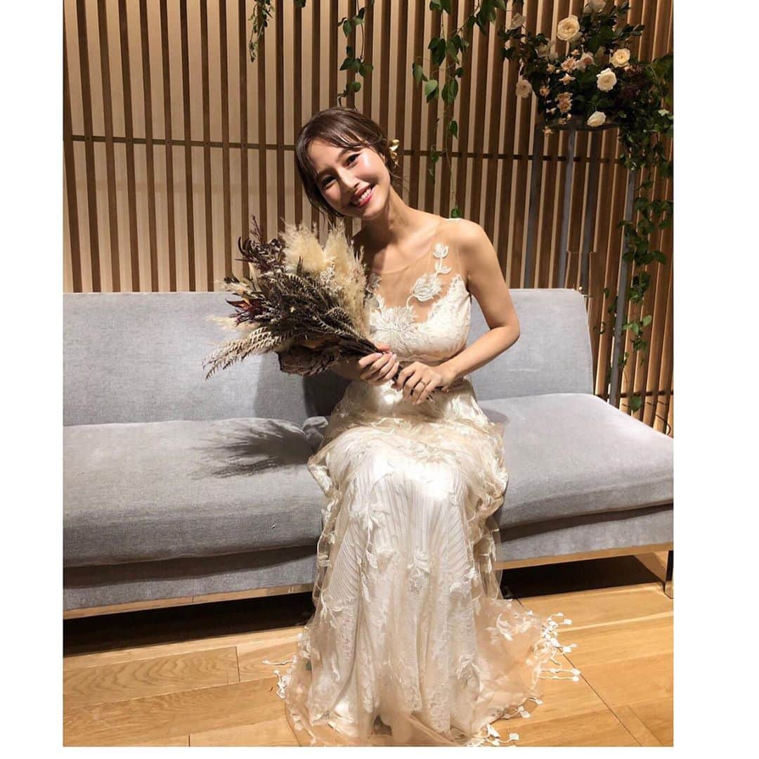 石川理咲子さんのインスタグラム写真 - (石川理咲子Instagram)「#trunkhotelwedding #trunk花嫁 #onden #二次会　#plumedress #wedding #ウェディングドレス　#クレアペティボーン　#risakowedding0727  二次会は披露宴と同じTRUNK(HOTEL)の ONDENという会場で行いました💐 ドレスは可愛いインポートドレスをたくさん取り扱っている　 @plume.dress さんでレンタルしました。 私が選んだのは　@clairepettibone のshangri-la 繊細な刺繍がとっても素敵♡ 大人っぽいスレンダーラインで ONDENの雰囲気にもピッタリでした。 ・ ・ 幹事のお友達がサプライズで用意してくれた 前撮り写真の等身大パネル！！！！ 本当にありがとう🥺💓 前撮りについても改めて投稿しますね。」11月26日 20時26分 - rsk_0315