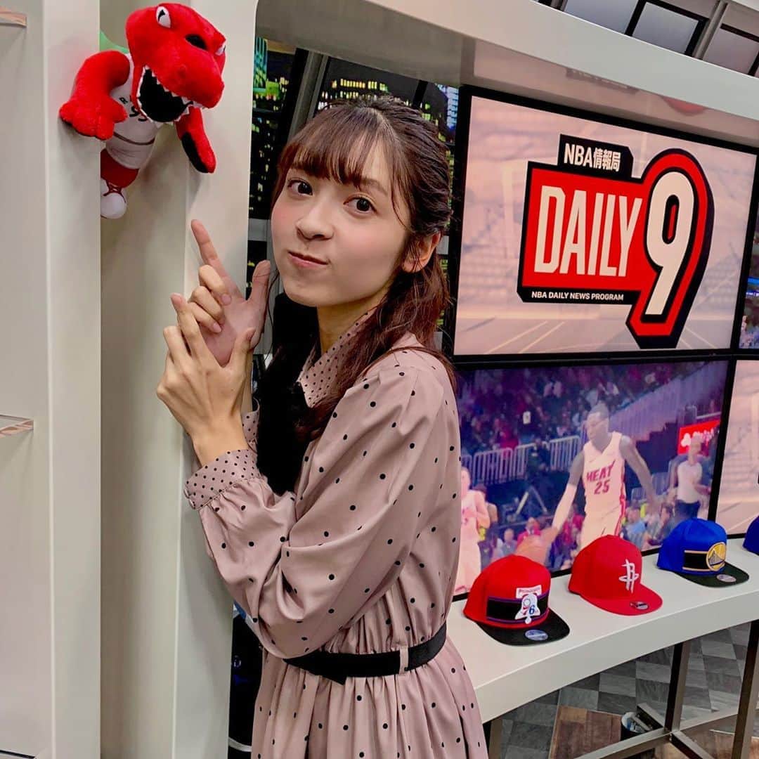 のインスタグラム：「#DAILY9 . 今夜は試合数が多かったので より充実した日でしたね☺️ #ハリー杉山 さんと #塚本清彦 さんで お送りいたします！ . ラプターズの「ラプター君」！ 今日はここに挟まってますｗ 探してみてください🥳 . 衣装は #Fintさんでした！ . #nbarakuten」
