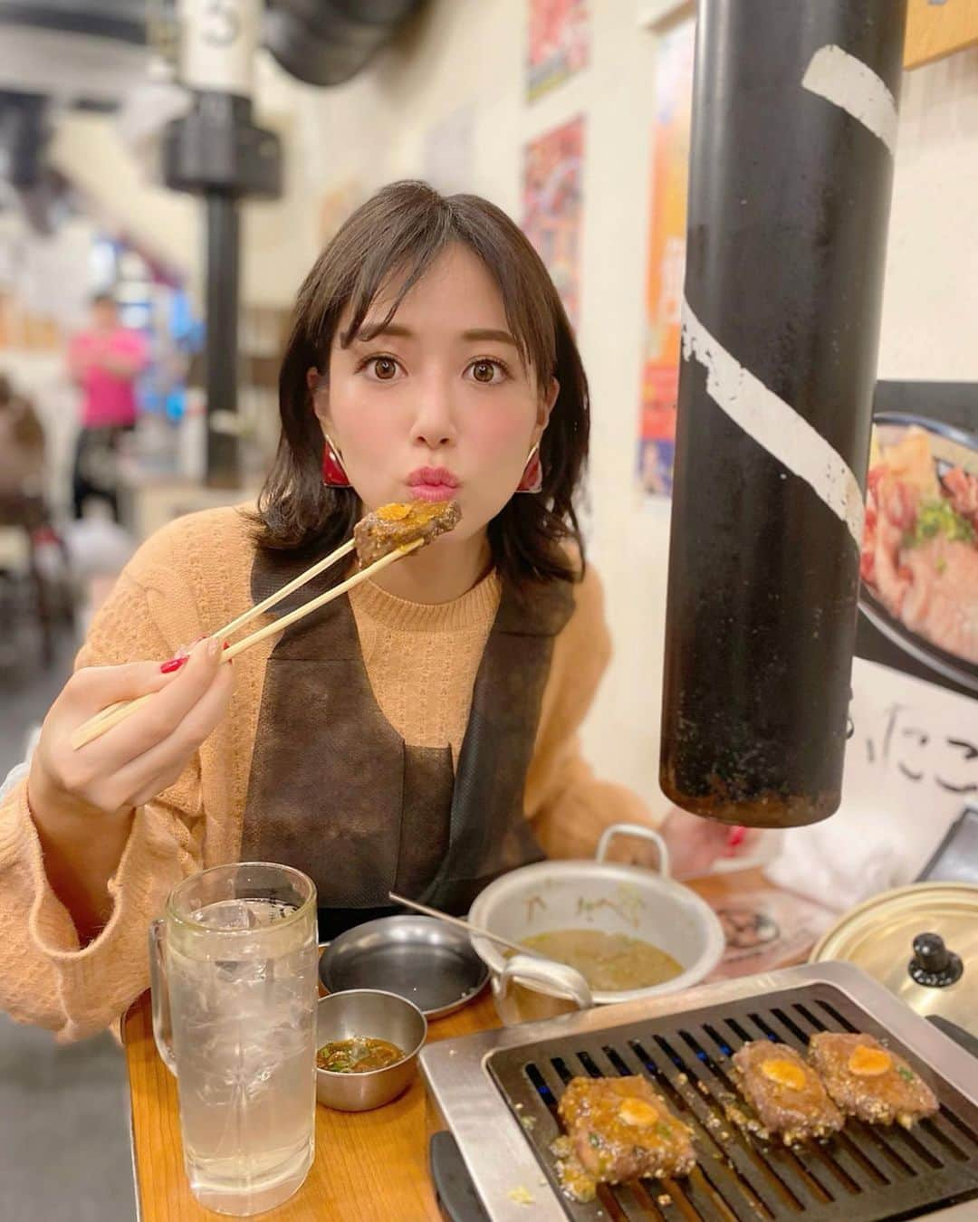 石井里奈さんのインスタグラム写真 - (石井里奈Instagram)「こんばんは🍖🍻 . 今日もとっても寒かったですね☃️❄️ そして今日もお仕事お疲れ様でした👏乾杯🍻完全オフモード投稿🤔笑 . 最近私が寒い日によく食べてるのが、ふたごの牛テールスープ＋ごはん🍚🥓 . この組み合わせ大好きなんだよね🤤🤤（すぐ食べてたので写真がない笑） . でもやっぱりそれだけじゃ足りなくて 厚切りハラミも追加しちゃった🥓笑 . 1日頑張った後のお肉とお酒は最高においしいよね🤭🤭 . 最近よく質問いただくのですが、まつげとまゆげはunefleur渋谷店でケアしてもらってます🙆‍♀️まつげは今流行りの次世代まつげパーマパリジェンヌラッシュリフト👁まゆげはずーーーーっとご指名でtoriちゃん💕私のインスタみて何人かお店にも来てくださってる方がいると報告聞いて、とっても嬉しかったです😭💕 . knit... @beep_ss . 今日もおつかれさまでした❣️ . #ふたご #焼肉 #yakiniku #肉好き #カルビ #ハラミ #クッパ #大阪焼肉ふたご #りなまるグルメ #ハイボール #ビール #夜ごはん #beer #大阪グルメ #グルメ女子 #あったか料理 #鍋 #鍋パ #グルメ #food #instafood #ダイアモンドラッシュ #まつげパーマ #眉毛 #パリジェンヌラッシュリフト #肉食女子 #焼肉屋 #肉 #ビール女子 #米」11月26日 20時28分 - ri7tin1025