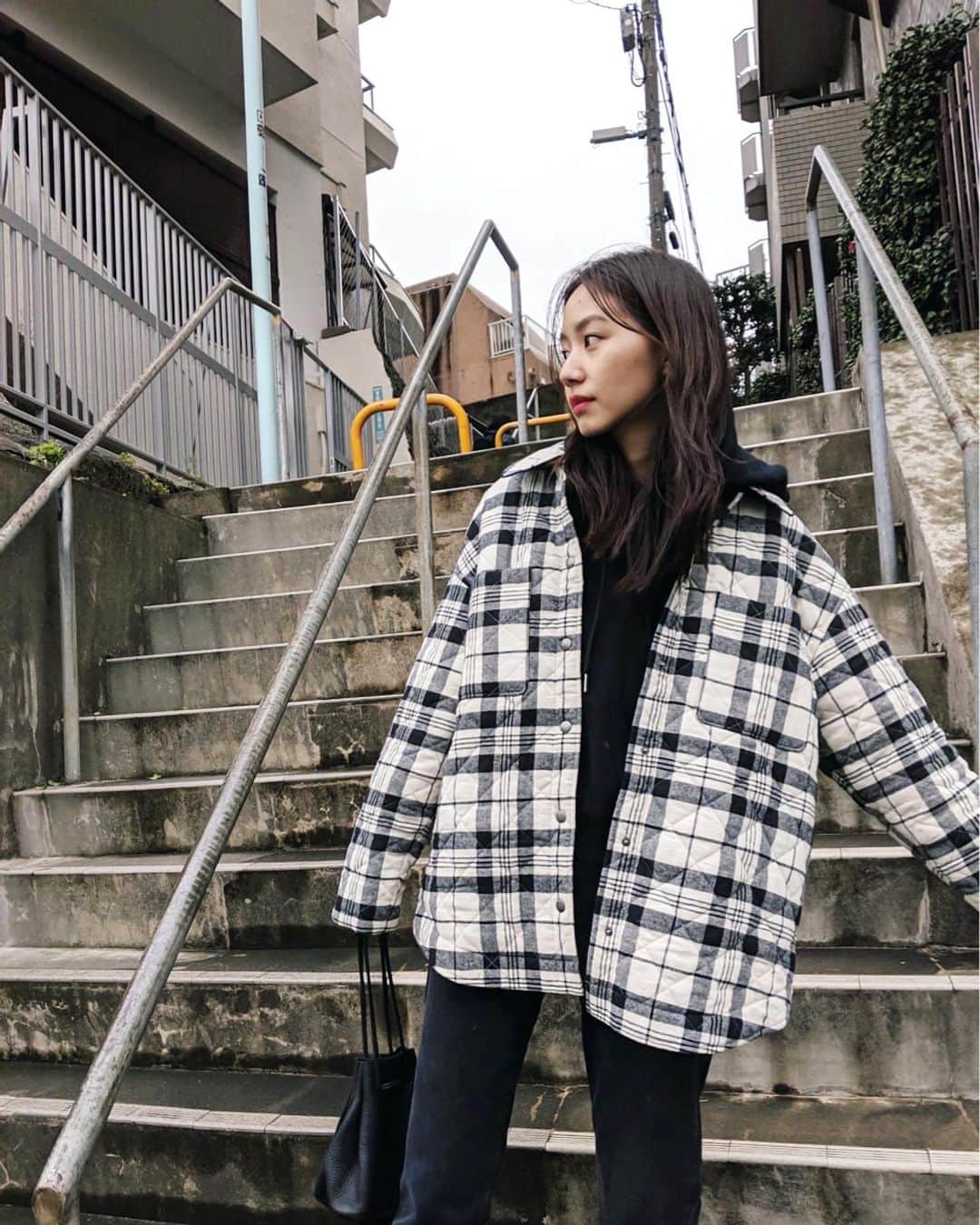 Shiho Sasakiのインスタグラム：「今日はいちだんと寒かったですね❄️ チェック柄もモノトーンなら子供っぽくならないから嬉しい💟 中綿入りキルティングであったかいし、何より軽いのが魅力🐤 #MOUSSY#MOUSSYSNAP#pixelで撮影#team_pixel#baroque_pixel」