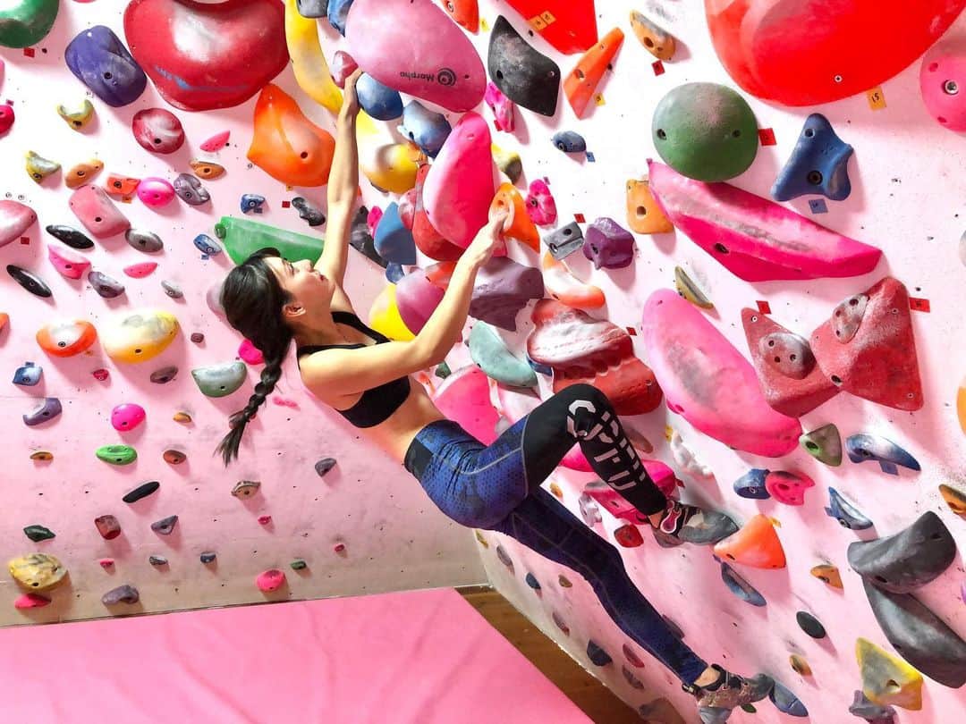 大田理裟さんのインスタグラム写真 - (大田理裟Instagram)「cpfuのタイツ履きやすくて動きやすい💓﻿ 柄があったり色が切り替わってたりすると﻿ 足細く見えるから嬉しいな〜😏🔥﻿ ﻿ @champion_japan ﻿ #champion #cpfu #championjp #climbing #bouldering」11月26日 20時29分 - ota_risa