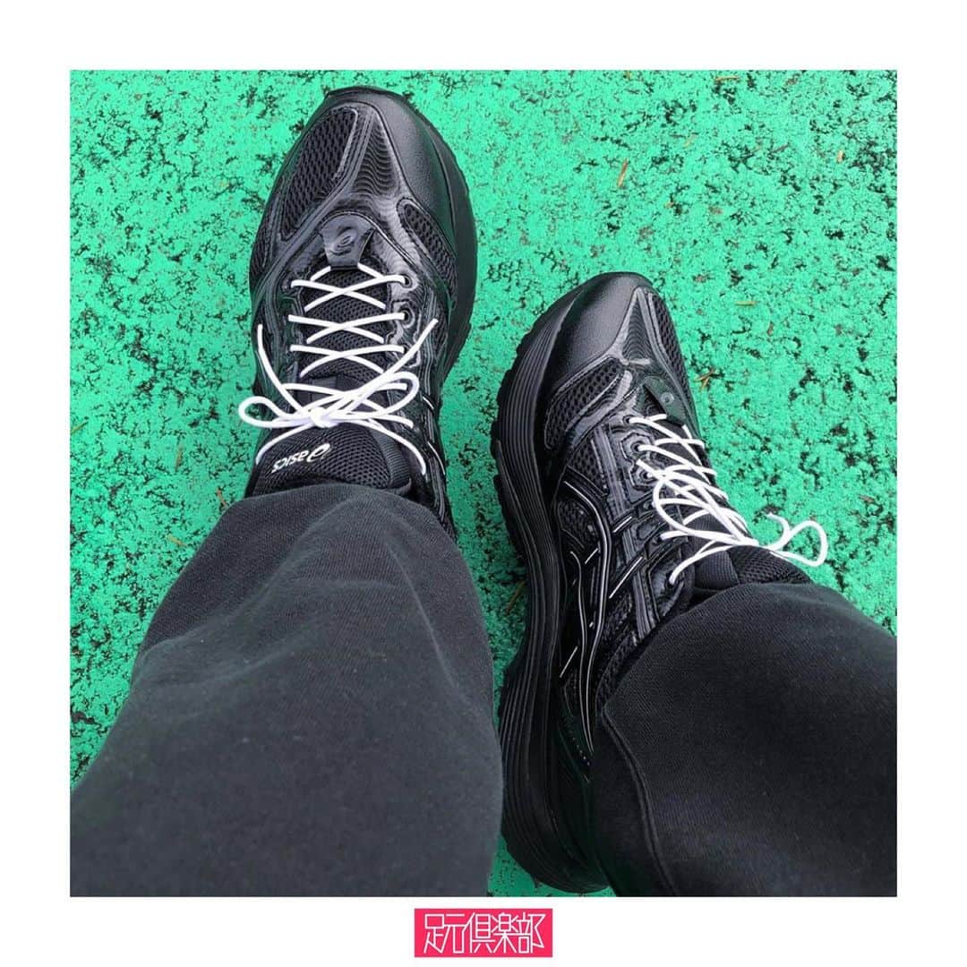 のインスタグラム：「ロンドンを拠点とするファッションブランド「KIKO KOSTADINOV」と「ASICS」による共作[GEL KORIKA]。重厚感のあるブラックが足元を引き締める。ファッション要素とスポーツ要素を絶妙に調和させたハイブリッドな逸足。 . (@5hicur0 ）さんの足元倶楽部 . ブランド : KIKO KOSTADINOV × ASICS モデル : GEL KORIKA . ▼今すぐフォローして最新情報をチェックしよう！ 【ASICS 公式アカウント】 ⇒#@asics_sportstyle_jp . 【KIKO KOSTADINOV 公式アカウント】 ⇒#@kikokostadinov . #kikokostadinov #asics #足元倶楽部 #足元クラブ #足元くら部 #足元#あしもと倶楽部 #スニーカー #スニーカーコーデ #スニーカー同好会 #キックス #靴 #コーディネート #スナップ #ファッションスナップ #ストリートスナップ #お気に入りの一足 #今日の逸足 #逸足 #운동화 #kicks#newkicks」