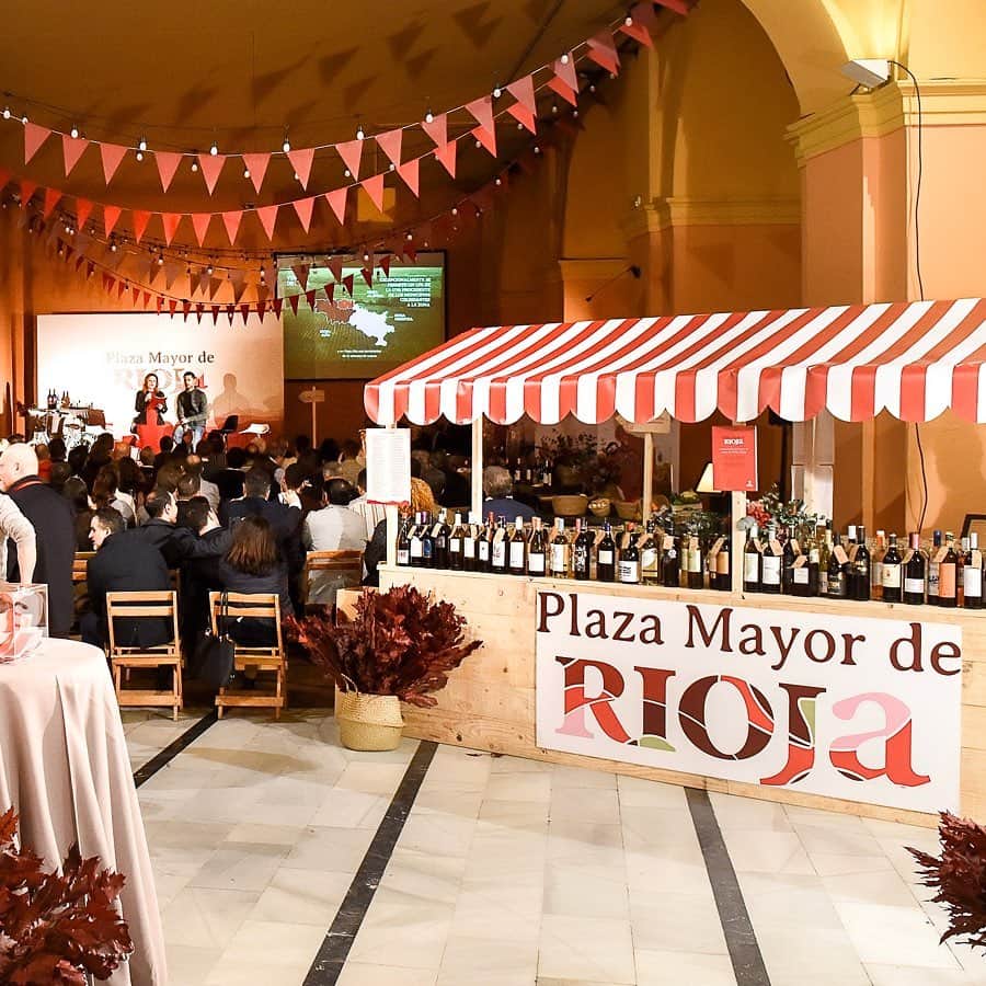 エンリケ・ソラ・クレメンテさんのインスタグラム写真 - (エンリケ・ソラ・クレメンテInstagram)「Ayer nuestra "Plaza Mayor de Rioja" aterrizó en #sevilla .Fue un honor para mí aportar mi granito de arena en la presentación de las nuevas indicaciones geográficas de #rioja : #vinos de Zona, Municipio y Viñedo Singular con @almudenaalberca . ¡Salud con #riojawine !!! • • • • • #vino #vin #vinho #вино #ワイン #紅酒 #wein #champagne #winelover #wineinfluencer #winetime #food #winecellar #wineporn #instawine #winetasting #sommelier #foodandwine #champagnelover」11月26日 20時40分 - kike_sola