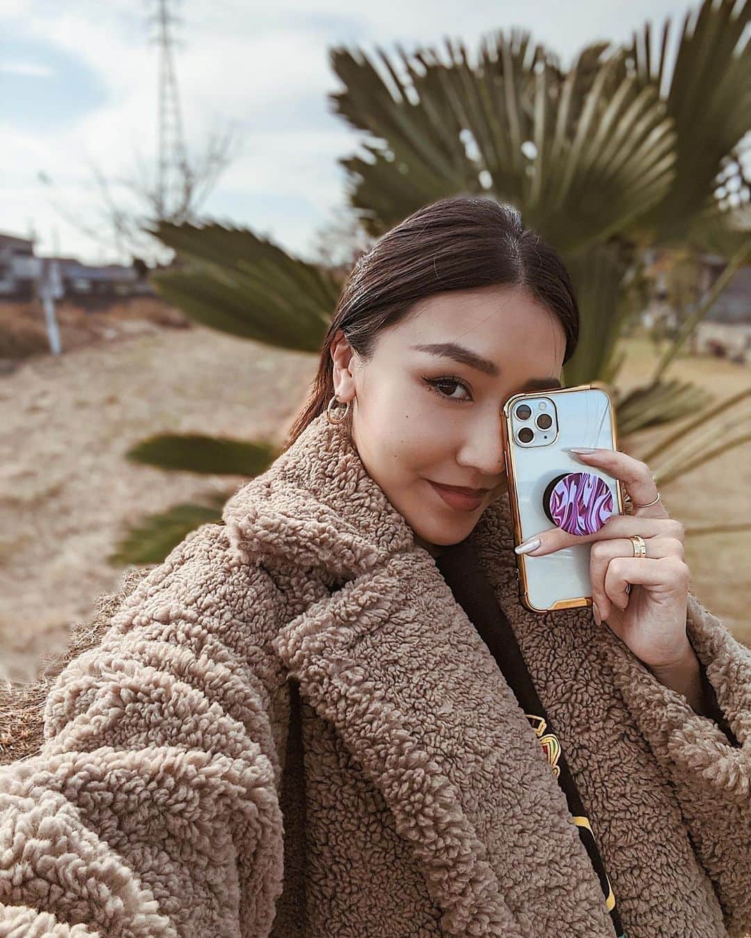 のインスタグラム：「iPhone7plusから、やーっとiPhone11proに変えた✌🏾 あとあるとやっぱり断然便利な スマホリングを今回は @popsockets でget💕  3種類買ってとりあえず1個目使ってる！ 何種類か持ってるとファッション感覚で楽しめるから オススメ🌈 持ちやすいし、 iPhone横にして机とかに立てかけられるのがすんごい便利✨ 海外でも流行ってるから要チェック✌🏾 . @popsockets_jp_official  #popsockets#phonebetter #ポップソケッツ #expressyourself #ポップソケッツとコーデ #pr #スマホアクセサリー」