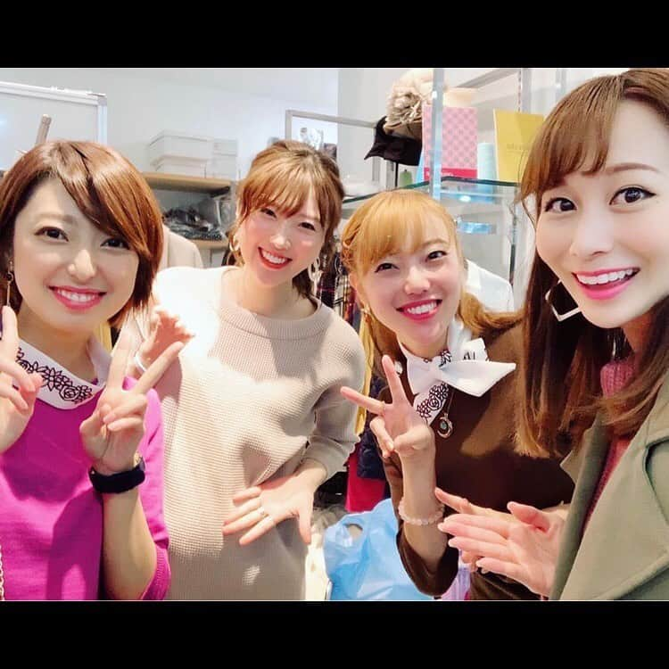 愛水せれ奈さんのインスタグラム写真 - (愛水せれ奈Instagram)「この間の土日❣️ 無事にアパレル店員さん終わりました🤗💓 久しぶりに色々な方と再会出来、商品もご購入して下さり😭　とても楽しく幸せな時間でありました🌟😆🌟 本当に皆様のお陰でございます✨🙏✨ ご縁に感謝です✨✨✨ ありがとうございました❤️ . . #同期  #91期 #星組 #真月咲 (ゆか) #花組 #春花きらら (まいちゃん) #紗愛せいら さん (せいらちゃん) #ポップアップショップ #アプローズジャパン #アパレル店員 さん #愛水せれ奈 #日比谷 #シャンテ #地下1階 #鳳翔大 さんプロデュースの#アクセサリー #貴千碧 さんプロデュースの#喜昆布」11月26日 20時51分 - airi.aaari.aimi