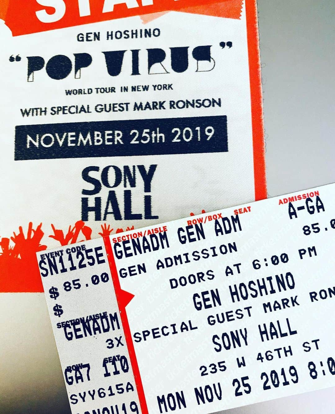 有泉智子さんのインスタグラム写真 - (有泉智子Instagram)「星野源＠SONY HALL in New York  上海に続くワールドツアー2本目、ニューヨーク公演。 とにもかくにも本当に本当に素晴らしいライブだった！  久しぶりのホーン＆ストリングス抜きの編成、しかもベースには今回が初となる三浦淳悟（つまり近年の星野バンドのバンマス的存在である長岡亮介とはペトロールズで長年タッグを組むベーシストです）を迎えた布陣でのキレキレかつ濃ゆいプレイは、星野源の楽曲の骨格にあるファンク／ジャズ／ソウルに対する解釈＆昇華という部分をより色濃く立ち上がらせる結果にもなっていたし、星野さん自身も何かひとつ抜けたかのような、集中力がありながらも風通しのいい、懐の大きなパフォーマンスをしていて、ものすごくよかった。  ただただ素晴らしい演奏と素晴らしい音楽がそこにあり、その演奏の熱・音楽の熱にオーディエンスがどんどん惹きこまれてさらにその場の熱が増し、それによってまたミュージシャンの熱も音楽の熱も増していくような、その循環が天井知らずに繰り返されていくような、とても幸福で密度と純度が高い音楽的な熱狂。 『Same Thing』で彼がやりたかったこと（そして実際にやったこと）が、ライブという形でも実現された夜だったんじゃないかなと思った。  Superorganismのオロノがサプライズで登場し、一緒に演奏した”Same Thing”もめちゃめちゃ盛り上がりました。アンコールはなかったんだけど、オーディエンスが全然帰らず＆コールも鳴り止まずで、星野さんが再びステージに登場し、最後なんか謎のトークショーみたいになってたのも微笑ましかったです。  あと…… 順番逆になったけど、スペシャルゲストとして先にステージに立ったマーク・ロンソン。今回のニューヨーク公演はなんと、マークはピアノ＆ギターをプレイしつつヴォーカル4人を入れ替わりで迎えてのライブで、しかもそのうちの一人はなんとなんとなんと、King Princess！！　「Pieces of Us」をやりました。これめちゃくちゃ贅沢だったな…。 ・ ・ 次のMUSICAで記事書きます！」11月26日 20時50分 - tomoko_ary