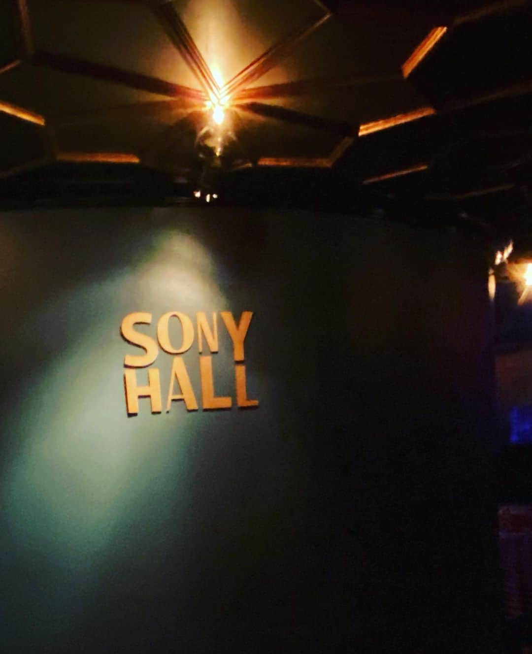 有泉智子さんのインスタグラム写真 - (有泉智子Instagram)「星野源＠SONY HALL in New York  上海に続くワールドツアー2本目、ニューヨーク公演。 とにもかくにも本当に本当に素晴らしいライブだった！  久しぶりのホーン＆ストリングス抜きの編成、しかもベースには今回が初となる三浦淳悟（つまり近年の星野バンドのバンマス的存在である長岡亮介とはペトロールズで長年タッグを組むベーシストです）を迎えた布陣でのキレキレかつ濃ゆいプレイは、星野源の楽曲の骨格にあるファンク／ジャズ／ソウルに対する解釈＆昇華という部分をより色濃く立ち上がらせる結果にもなっていたし、星野さん自身も何かひとつ抜けたかのような、集中力がありながらも風通しのいい、懐の大きなパフォーマンスをしていて、ものすごくよかった。  ただただ素晴らしい演奏と素晴らしい音楽がそこにあり、その演奏の熱・音楽の熱にオーディエンスがどんどん惹きこまれてさらにその場の熱が増し、それによってまたミュージシャンの熱も音楽の熱も増していくような、その循環が天井知らずに繰り返されていくような、とても幸福で密度と純度が高い音楽的な熱狂。 『Same Thing』で彼がやりたかったこと（そして実際にやったこと）が、ライブという形でも実現された夜だったんじゃないかなと思った。  Superorganismのオロノがサプライズで登場し、一緒に演奏した”Same Thing”もめちゃめちゃ盛り上がりました。アンコールはなかったんだけど、オーディエンスが全然帰らず＆コールも鳴り止まずで、星野さんが再びステージに登場し、最後なんか謎のトークショーみたいになってたのも微笑ましかったです。  あと…… 順番逆になったけど、スペシャルゲストとして先にステージに立ったマーク・ロンソン。今回のニューヨーク公演はなんと、マークはピアノ＆ギターをプレイしつつヴォーカル4人を入れ替わりで迎えてのライブで、しかもそのうちの一人はなんとなんとなんと、King Princess！！　「Pieces of Us」をやりました。これめちゃくちゃ贅沢だったな…。 ・ ・ 次のMUSICAで記事書きます！」11月26日 20時50分 - tomoko_ary