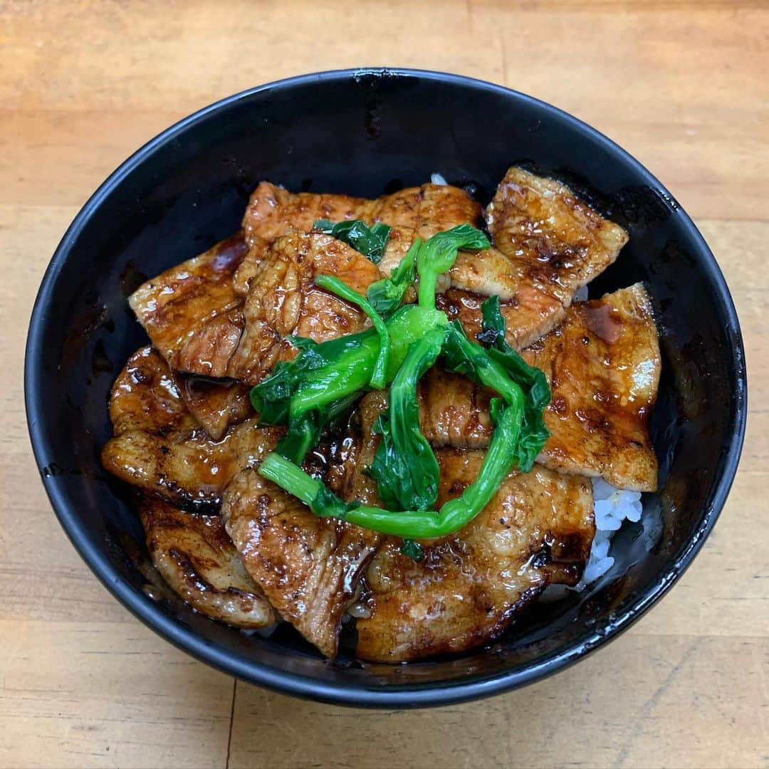 くろさんのインスタグラム写真 - (くろInstagram)「豚丼(小)🐷🍚500円 ひさびさに食べたけど旨し😋 #豚丼 #豚丼小 #豚大学 #豚大学新橋店 #豚大学新橋校舎 #ワンコインランチ #新橋ランチ #ニュー新橋ビルランチ #ニュー新橋ビル #ニュー新橋ビル1階 #🐷🍚」11月26日 11時52分 - m6bmw