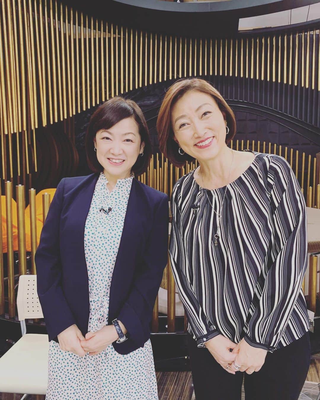 のインスタグラム：「昨晩のNスタ。 入れ違いで仲良し萩谷麻衣子ちゃんと遭遇！ 一緒に撮ると自分の身体はデカい。。。😅」