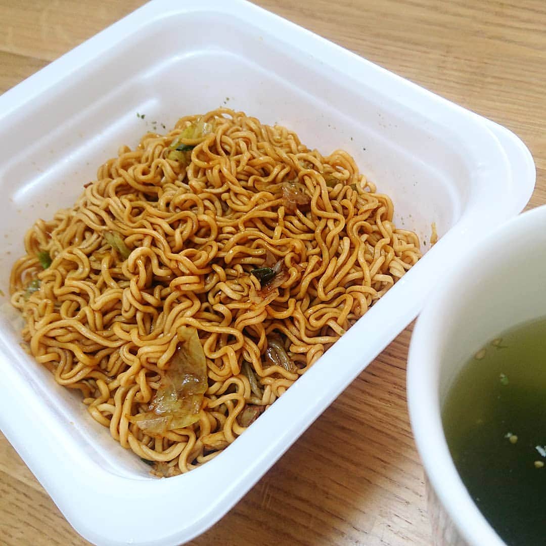新山大さんのインスタグラム写真 - (新山大Instagram)「キッチンのどこに何があるのか全く分かりません。 でも、カップ麺がある棚だけは知っています。 #自宅 #一人 #昼飯 #料理しない親父の味方 #BAGOOOON #ホッとうれしいワカメスープ付」11月26日 11時53分 - dai_niiyama