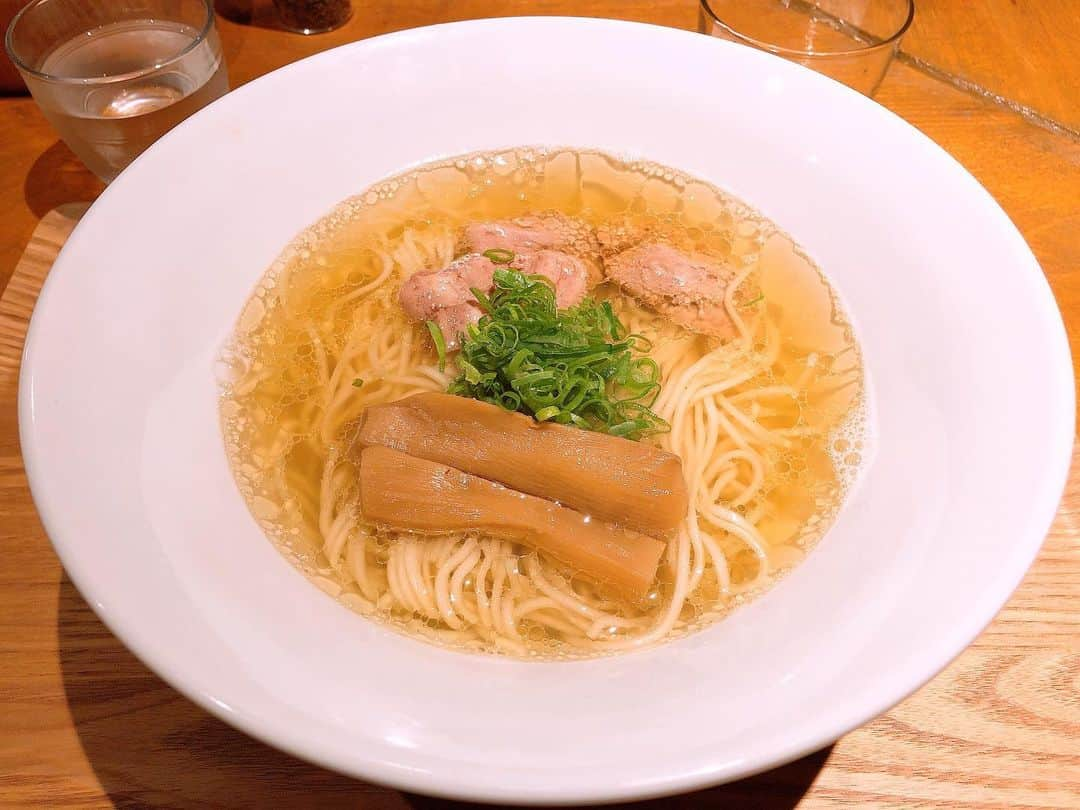 彰人のインスタグラム：「‪東中野の新店「波と雲」の奥三河(白醤油)と奥出雲(黒醤油)‬ ‪全てに拘りと手間暇がかけられている。繊細で深みがある良いものを食べたくなったらココ。1日20〜30杯限定。昼営業のみ。接客が素晴らしくて食前茶としてハーブティーが提供されるよ！私は奥三河派！‬ ‪#DDTラーメン部　#ラーメン　#ラーメン大好き #東中野　#波と雲」