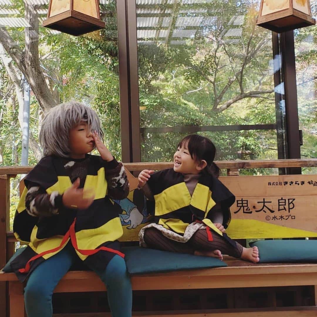 iko-yo（いこーよオフィシャル）さんのインスタグラム写真 - (iko-yo（いこーよオフィシャル）Instagram)「・﻿ ーーーーーーーーーーーーーーーーーー﻿ ユーザー投稿pic紹介😎🌴🌺﻿ ーーーーーーーーーーーーーーーーーー﻿ ﻿ 🗣️caption💭﻿ 雨の日にしか来たことがなかった﻿ 鬼太郎茶屋と鬼太郎ひろば。﻿ ﻿ 晴れの中の鬼太郎達にテンションの上がる息子。﻿ めいいっぱい遊べて満足してくれて良かった♪﻿ この鬼太郎熱、いつまで続くのか…。﻿ ﻿ ﻿ ✨pick up✨﻿ ♥️ @watameguu ﻿ 🗾 東京都調布市 ﻿ 🏛 #鬼太郎ひろば ﻿ ﻿ ﻿ 💟facilities💟﻿ 【鬼太郎ひろば】﻿ 中央に滑り台として遊ぶことが出来る鬼太郎の家を設置した広場。﻿ もちろん妖怪ポストも再現されています。﻿ 子どもも大人も一度は乗ってみたい一反木綿に乗れるベンチや、﻿ 登れるぬりかべクライミングなど、楽しさ満点！﻿ ﻿ ＜営業時間＞ー﻿ ＜定休日＞ー﻿ ＜料金＞ー﻿ ＜住所＞東京都調布市下石原1丁目58-5﻿ 🈁https://iko-yo.net/facilities/144336﻿ ﻿ ﻿ 🐾いこーよ公式インスタグラム🐾﻿ @ikoyo_official では、子育てやおでかけに関する写真を募集しています﻿ ﻿ まずは、 @ikoyo_official をFollow 📲﻿ その後は、#いこーよ をタグ付けしてインスタグラムを投稿してください😆♥️﻿ ﻿ とくに魅力的な写真は、いこーよ公式SNS（instagramほか、Facebook、Twitterなど）のアカウントや、いこーよ内の記事でも紹介&使用させていただく場合がございます😁❤️﻿ ﻿ 子どもに関するものなら、どんなものでもOK🙆‼︎﻿ 親子でおでかけした思い出や、お子さんとの日常など、沢山のご投稿お待ちしております‼︎ ✨﻿ ﻿ ﻿ #いこーよ #子どもとお出かけ #子供とお出かけ部 #タビスルキッズ #こどもとおでかけ #子供とお出かけ部 #休日 #ファミリー #family #親バカ部 #子育て日記 #子育て #子育てぐらむ #kids #キッズ #育児日記 #ゲゲゲの鬼太郎 #鬼太郎 #鬼太郎茶屋 #鬼太郎ひろば #調布 #調布市 #公園」11月26日 12時00分 - ikoyo_odekake