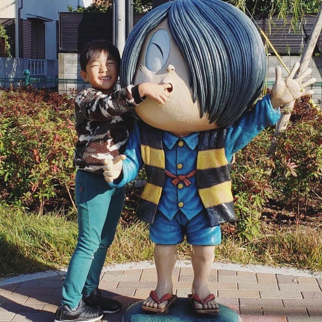 iko-yo（いこーよオフィシャル）さんのインスタグラム写真 - (iko-yo（いこーよオフィシャル）Instagram)「・﻿ ーーーーーーーーーーーーーーーーーー﻿ ユーザー投稿pic紹介😎🌴🌺﻿ ーーーーーーーーーーーーーーーーーー﻿ ﻿ 🗣️caption💭﻿ 雨の日にしか来たことがなかった﻿ 鬼太郎茶屋と鬼太郎ひろば。﻿ ﻿ 晴れの中の鬼太郎達にテンションの上がる息子。﻿ めいいっぱい遊べて満足してくれて良かった♪﻿ この鬼太郎熱、いつまで続くのか…。﻿ ﻿ ﻿ ✨pick up✨﻿ ♥️ @watameguu ﻿ 🗾 東京都調布市 ﻿ 🏛 #鬼太郎ひろば ﻿ ﻿ ﻿ 💟facilities💟﻿ 【鬼太郎ひろば】﻿ 中央に滑り台として遊ぶことが出来る鬼太郎の家を設置した広場。﻿ もちろん妖怪ポストも再現されています。﻿ 子どもも大人も一度は乗ってみたい一反木綿に乗れるベンチや、﻿ 登れるぬりかべクライミングなど、楽しさ満点！﻿ ﻿ ＜営業時間＞ー﻿ ＜定休日＞ー﻿ ＜料金＞ー﻿ ＜住所＞東京都調布市下石原1丁目58-5﻿ 🈁https://iko-yo.net/facilities/144336﻿ ﻿ ﻿ 🐾いこーよ公式インスタグラム🐾﻿ @ikoyo_official では、子育てやおでかけに関する写真を募集しています﻿ ﻿ まずは、 @ikoyo_official をFollow 📲﻿ その後は、#いこーよ をタグ付けしてインスタグラムを投稿してください😆♥️﻿ ﻿ とくに魅力的な写真は、いこーよ公式SNS（instagramほか、Facebook、Twitterなど）のアカウントや、いこーよ内の記事でも紹介&使用させていただく場合がございます😁❤️﻿ ﻿ 子どもに関するものなら、どんなものでもOK🙆‼︎﻿ 親子でおでかけした思い出や、お子さんとの日常など、沢山のご投稿お待ちしております‼︎ ✨﻿ ﻿ ﻿ #いこーよ #子どもとお出かけ #子供とお出かけ部 #タビスルキッズ #こどもとおでかけ #子供とお出かけ部 #休日 #ファミリー #family #親バカ部 #子育て日記 #子育て #子育てぐらむ #kids #キッズ #育児日記 #ゲゲゲの鬼太郎 #鬼太郎 #鬼太郎茶屋 #鬼太郎ひろば #調布 #調布市 #公園」11月26日 12時00分 - ikoyo_odekake