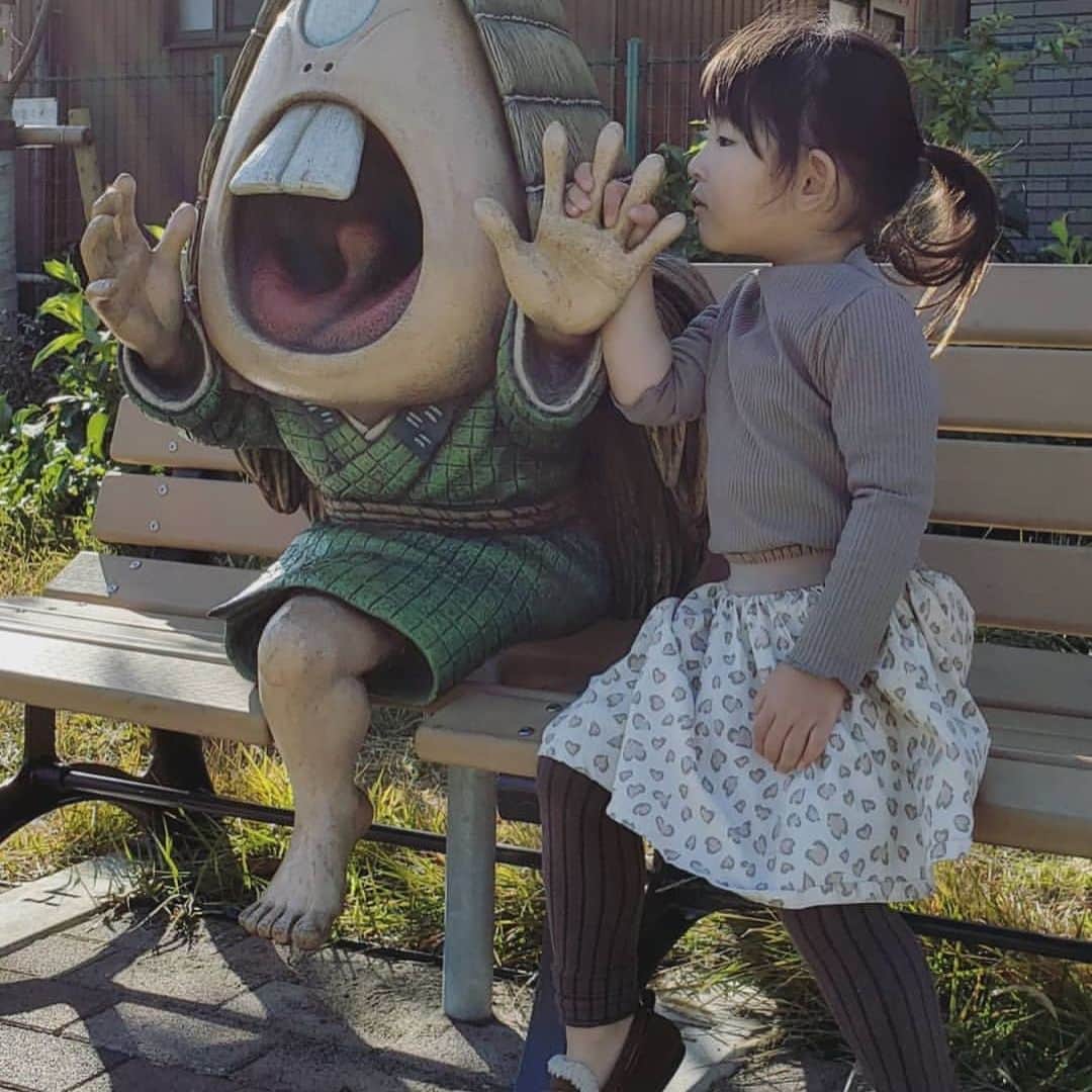 iko-yo（いこーよオフィシャル）さんのインスタグラム写真 - (iko-yo（いこーよオフィシャル）Instagram)「・﻿ ーーーーーーーーーーーーーーーーーー﻿ ユーザー投稿pic紹介😎🌴🌺﻿ ーーーーーーーーーーーーーーーーーー﻿ ﻿ 🗣️caption💭﻿ 雨の日にしか来たことがなかった﻿ 鬼太郎茶屋と鬼太郎ひろば。﻿ ﻿ 晴れの中の鬼太郎達にテンションの上がる息子。﻿ めいいっぱい遊べて満足してくれて良かった♪﻿ この鬼太郎熱、いつまで続くのか…。﻿ ﻿ ﻿ ✨pick up✨﻿ ♥️ @watameguu ﻿ 🗾 東京都調布市 ﻿ 🏛 #鬼太郎ひろば ﻿ ﻿ ﻿ 💟facilities💟﻿ 【鬼太郎ひろば】﻿ 中央に滑り台として遊ぶことが出来る鬼太郎の家を設置した広場。﻿ もちろん妖怪ポストも再現されています。﻿ 子どもも大人も一度は乗ってみたい一反木綿に乗れるベンチや、﻿ 登れるぬりかべクライミングなど、楽しさ満点！﻿ ﻿ ＜営業時間＞ー﻿ ＜定休日＞ー﻿ ＜料金＞ー﻿ ＜住所＞東京都調布市下石原1丁目58-5﻿ 🈁https://iko-yo.net/facilities/144336﻿ ﻿ ﻿ 🐾いこーよ公式インスタグラム🐾﻿ @ikoyo_official では、子育てやおでかけに関する写真を募集しています﻿ ﻿ まずは、 @ikoyo_official をFollow 📲﻿ その後は、#いこーよ をタグ付けしてインスタグラムを投稿してください😆♥️﻿ ﻿ とくに魅力的な写真は、いこーよ公式SNS（instagramほか、Facebook、Twitterなど）のアカウントや、いこーよ内の記事でも紹介&使用させていただく場合がございます😁❤️﻿ ﻿ 子どもに関するものなら、どんなものでもOK🙆‼︎﻿ 親子でおでかけした思い出や、お子さんとの日常など、沢山のご投稿お待ちしております‼︎ ✨﻿ ﻿ ﻿ #いこーよ #子どもとお出かけ #子供とお出かけ部 #タビスルキッズ #こどもとおでかけ #子供とお出かけ部 #休日 #ファミリー #family #親バカ部 #子育て日記 #子育て #子育てぐらむ #kids #キッズ #育児日記 #ゲゲゲの鬼太郎 #鬼太郎 #鬼太郎茶屋 #鬼太郎ひろば #調布 #調布市 #公園」11月26日 12時00分 - ikoyo_odekake