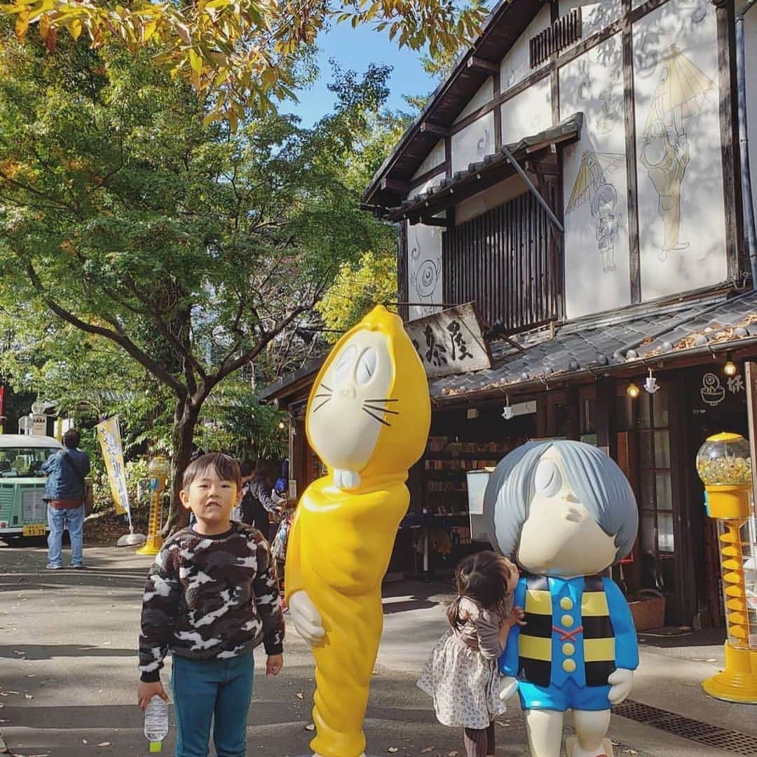 iko-yo（いこーよオフィシャル）さんのインスタグラム写真 - (iko-yo（いこーよオフィシャル）Instagram)「・﻿ ーーーーーーーーーーーーーーーーーー﻿ ユーザー投稿pic紹介😎🌴🌺﻿ ーーーーーーーーーーーーーーーーーー﻿ ﻿ 🗣️caption💭﻿ 雨の日にしか来たことがなかった﻿ 鬼太郎茶屋と鬼太郎ひろば。﻿ ﻿ 晴れの中の鬼太郎達にテンションの上がる息子。﻿ めいいっぱい遊べて満足してくれて良かった♪﻿ この鬼太郎熱、いつまで続くのか…。﻿ ﻿ ﻿ ✨pick up✨﻿ ♥️ @watameguu ﻿ 🗾 東京都調布市 ﻿ 🏛 #鬼太郎ひろば ﻿ ﻿ ﻿ 💟facilities💟﻿ 【鬼太郎ひろば】﻿ 中央に滑り台として遊ぶことが出来る鬼太郎の家を設置した広場。﻿ もちろん妖怪ポストも再現されています。﻿ 子どもも大人も一度は乗ってみたい一反木綿に乗れるベンチや、﻿ 登れるぬりかべクライミングなど、楽しさ満点！﻿ ﻿ ＜営業時間＞ー﻿ ＜定休日＞ー﻿ ＜料金＞ー﻿ ＜住所＞東京都調布市下石原1丁目58-5﻿ 🈁https://iko-yo.net/facilities/144336﻿ ﻿ ﻿ 🐾いこーよ公式インスタグラム🐾﻿ @ikoyo_official では、子育てやおでかけに関する写真を募集しています﻿ ﻿ まずは、 @ikoyo_official をFollow 📲﻿ その後は、#いこーよ をタグ付けしてインスタグラムを投稿してください😆♥️﻿ ﻿ とくに魅力的な写真は、いこーよ公式SNS（instagramほか、Facebook、Twitterなど）のアカウントや、いこーよ内の記事でも紹介&使用させていただく場合がございます😁❤️﻿ ﻿ 子どもに関するものなら、どんなものでもOK🙆‼︎﻿ 親子でおでかけした思い出や、お子さんとの日常など、沢山のご投稿お待ちしております‼︎ ✨﻿ ﻿ ﻿ #いこーよ #子どもとお出かけ #子供とお出かけ部 #タビスルキッズ #こどもとおでかけ #子供とお出かけ部 #休日 #ファミリー #family #親バカ部 #子育て日記 #子育て #子育てぐらむ #kids #キッズ #育児日記 #ゲゲゲの鬼太郎 #鬼太郎 #鬼太郎茶屋 #鬼太郎ひろば #調布 #調布市 #公園」11月26日 12時00分 - ikoyo_odekake