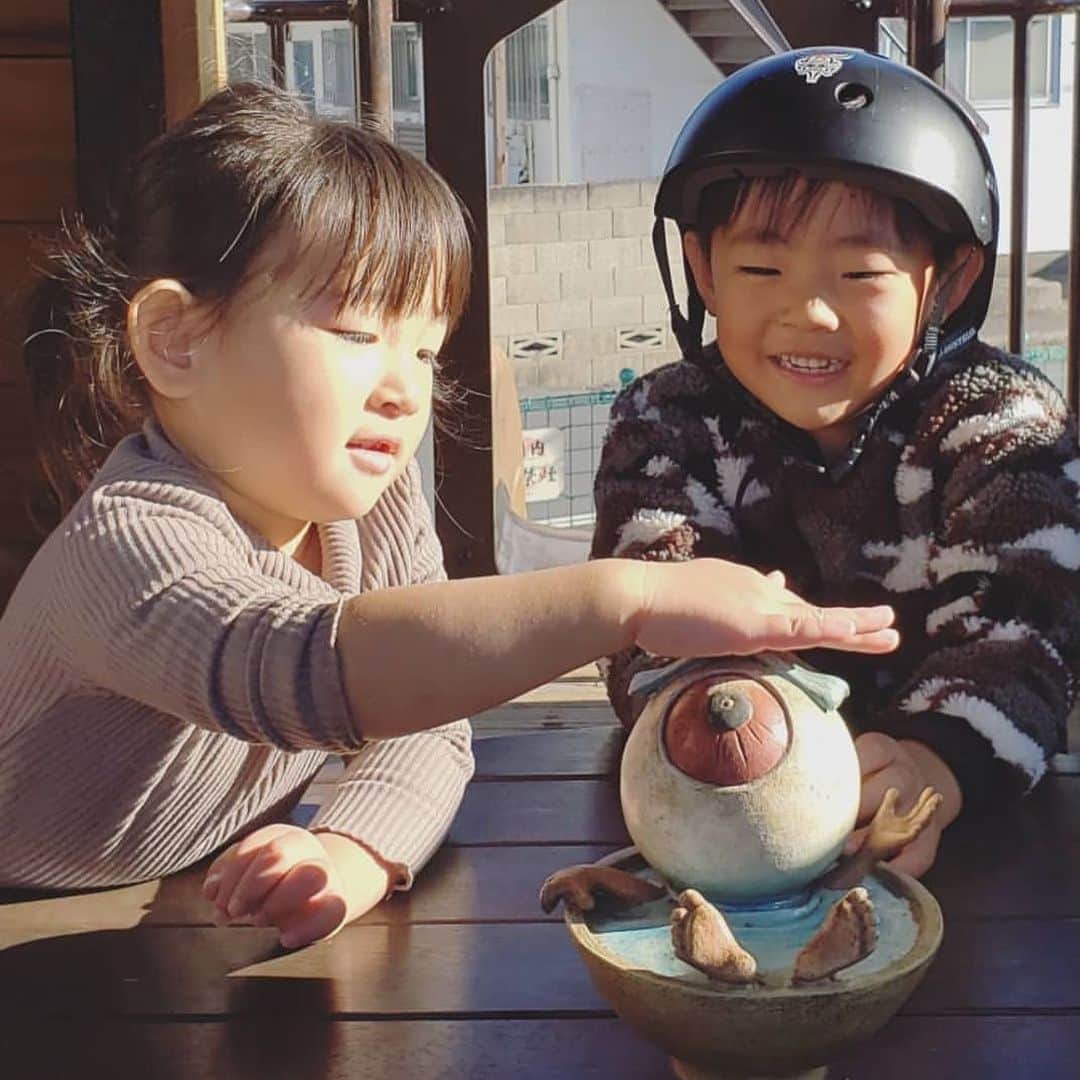 iko-yo（いこーよオフィシャル）さんのインスタグラム写真 - (iko-yo（いこーよオフィシャル）Instagram)「・﻿ ーーーーーーーーーーーーーーーーーー﻿ ユーザー投稿pic紹介😎🌴🌺﻿ ーーーーーーーーーーーーーーーーーー﻿ ﻿ 🗣️caption💭﻿ 雨の日にしか来たことがなかった﻿ 鬼太郎茶屋と鬼太郎ひろば。﻿ ﻿ 晴れの中の鬼太郎達にテンションの上がる息子。﻿ めいいっぱい遊べて満足してくれて良かった♪﻿ この鬼太郎熱、いつまで続くのか…。﻿ ﻿ ﻿ ✨pick up✨﻿ ♥️ @watameguu ﻿ 🗾 東京都調布市 ﻿ 🏛 #鬼太郎ひろば ﻿ ﻿ ﻿ 💟facilities💟﻿ 【鬼太郎ひろば】﻿ 中央に滑り台として遊ぶことが出来る鬼太郎の家を設置した広場。﻿ もちろん妖怪ポストも再現されています。﻿ 子どもも大人も一度は乗ってみたい一反木綿に乗れるベンチや、﻿ 登れるぬりかべクライミングなど、楽しさ満点！﻿ ﻿ ＜営業時間＞ー﻿ ＜定休日＞ー﻿ ＜料金＞ー﻿ ＜住所＞東京都調布市下石原1丁目58-5﻿ 🈁https://iko-yo.net/facilities/144336﻿ ﻿ ﻿ 🐾いこーよ公式インスタグラム🐾﻿ @ikoyo_official では、子育てやおでかけに関する写真を募集しています﻿ ﻿ まずは、 @ikoyo_official をFollow 📲﻿ その後は、#いこーよ をタグ付けしてインスタグラムを投稿してください😆♥️﻿ ﻿ とくに魅力的な写真は、いこーよ公式SNS（instagramほか、Facebook、Twitterなど）のアカウントや、いこーよ内の記事でも紹介&使用させていただく場合がございます😁❤️﻿ ﻿ 子どもに関するものなら、どんなものでもOK🙆‼︎﻿ 親子でおでかけした思い出や、お子さんとの日常など、沢山のご投稿お待ちしております‼︎ ✨﻿ ﻿ ﻿ #いこーよ #子どもとお出かけ #子供とお出かけ部 #タビスルキッズ #こどもとおでかけ #子供とお出かけ部 #休日 #ファミリー #family #親バカ部 #子育て日記 #子育て #子育てぐらむ #kids #キッズ #育児日記 #ゲゲゲの鬼太郎 #鬼太郎 #鬼太郎茶屋 #鬼太郎ひろば #調布 #調布市 #公園」11月26日 12時00分 - ikoyo_odekake