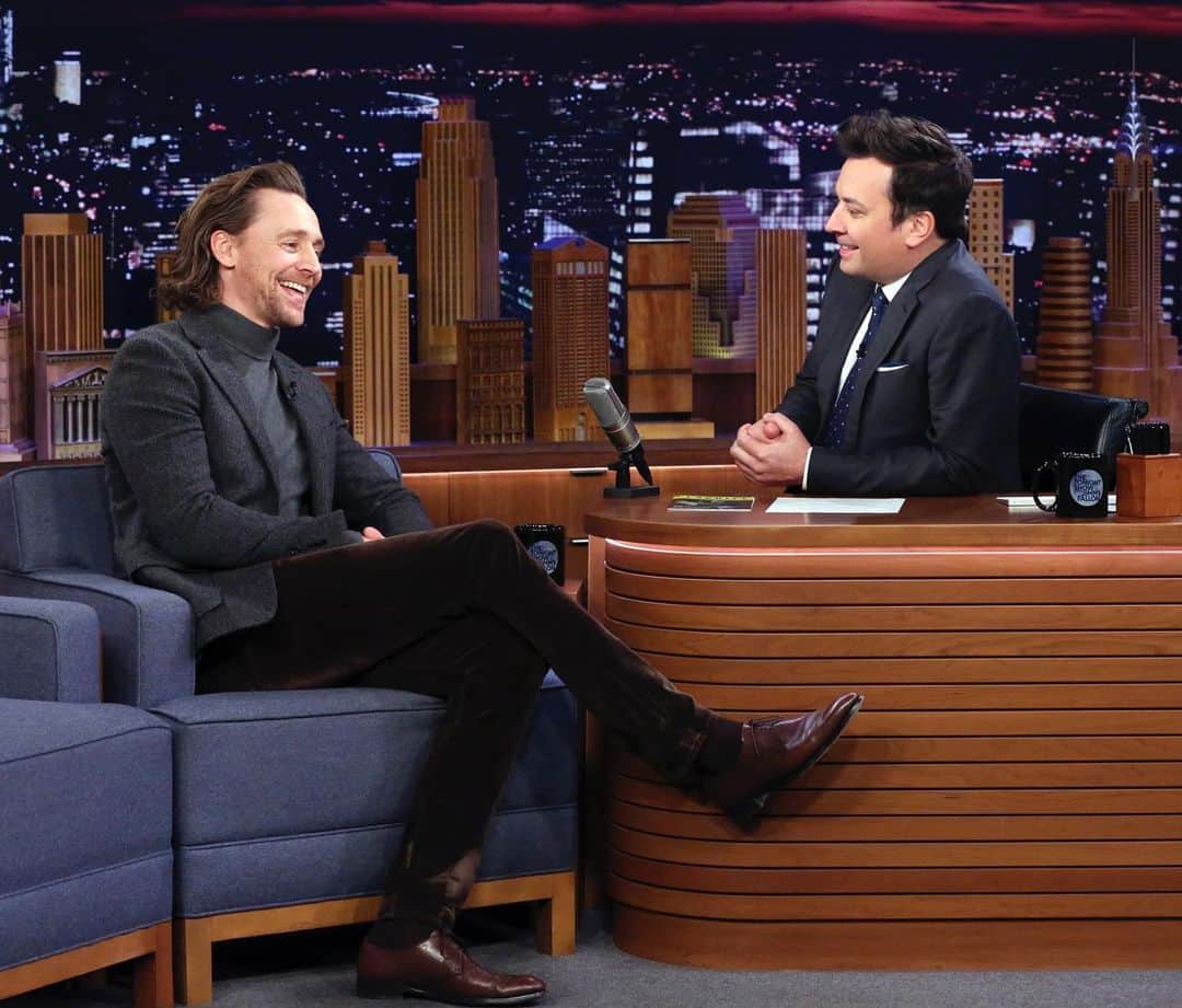 トム・ヒドルストンのインスタグラム：「My first time on @fallontonight! Thank you so much @jimmyfallon and the team for the laughs. #BetrayalBroadway #Loki」