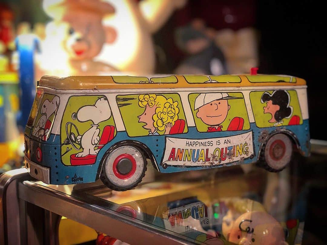 大川知英のインスタグラム：「67's PEANUTS J.Chein&Co. "Talking Peanuts Ｂus," 幼稚園バスがこれなら最高🇺🇸👨🏽‍✈️ #peanuts#jchein&co#talkingbus #67s#vintage#ビンテージバス最高 #サビがあるのがまたいい歴史感 #amecajiboys #takatsubase #アメトイ部キャプテン」