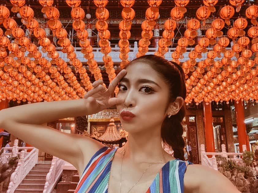 佐藤あずみのインスタグラム：「🏮❤️🏮❤️🏮 . 夕方に提灯が点灯するのを狙って夕方に行ったら綺麗だった〜❤️ . 長い長い台湾インスタおーわっぴ！ . #三鳳宮 #台湾 #高雄旅行 #高雄 #旅行 #提灯 #taiwan #kaohsiung #travel #rainbow #🏮 #🇹🇼」