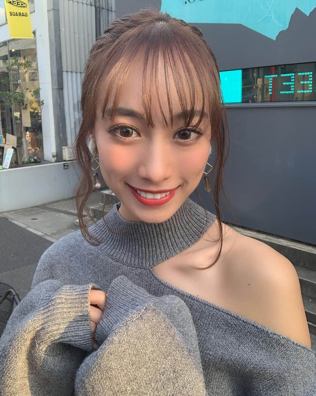 岡島彩花さんのインスタグラム写真 - (岡島彩花Instagram)「今日のコーデ❄️❄️ ・ 一目惚れしたオフショルワンピ🧸 @selectshop_lumignon さんのだよ！ 服の生地が神！安いのにすごい🙀♥️ 他も可愛いお洋服たくさん🥺 Instagramからサイト飛べるので是非💋 ・ ストーリーにも載せてるので見てねっ😽 ・ #selectshop_lumignon #通販  #韓国ファッション #オフショルワンピ #オフェロコーデ #ファッション #コーデ #instagood #instafashion #followｍe」11月26日 12時01分 - okajima_ayaka