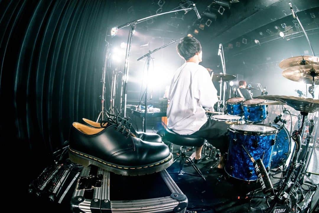 KOUHEIさんのインスタグラム写真 - (KOUHEIInstagram)「2019.11.25 恵比寿LIQUIDROOM  DR.MARTENS presents STYLE of TOKYO LIVE 2019 📸　@takeshiyao  マーチンのイベントでしたー。 普段からプレイ中は靴履かないので隣で見守ってもらってました。」11月26日 12時03分 - kouhei04ls