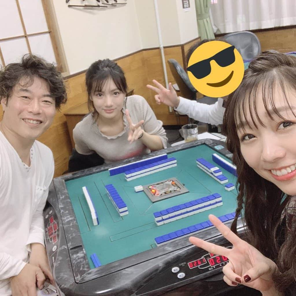 須田亜香里さんのインスタグラム写真 - (須田亜香里Instagram)「熱闘mリーグ終わり、 番組で言っていたように本当に雀荘へ行きました🤤 私の行きたい！にじゃいさん、矢野優花さん、そしてプロデューサーさんが付き合ってくださいました😭💕 とーーーっても楽しかったです。 写真は磯辺餅食べてたらリーチ一発ツモ平和タンヤオドラ裏ドラでおったまげた時の。 でもいつも私、ロン！とツモ！が興奮して言えなくて、まず元気よく手をあげちゃうの(笑)癖。 #麻雀 #mリーグ #じゃい先生 #矢野優花 さん #熱闘mリーグ #p #ありがとうございました #今度は #さらば青春の光森田 さんも #一緒に行きましょーね #あのあとまだお仕事だったそうです」11月26日 12時05分 - akarisuda