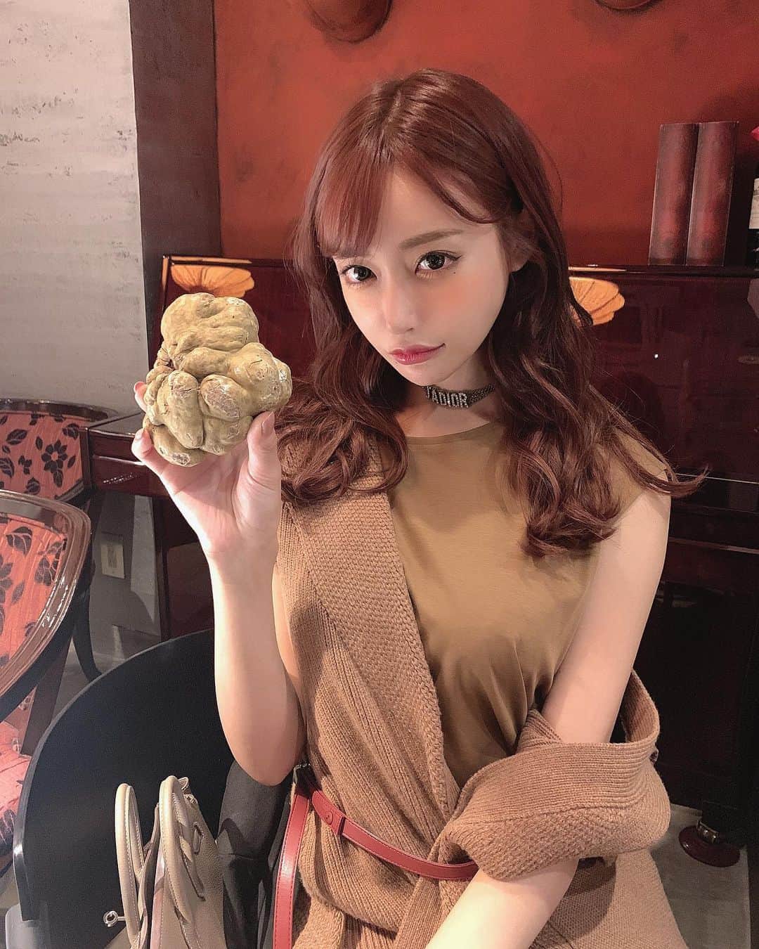 明日花キララのインスタグラム：「こんなにおっきいの初めて..🥔 . #今年も美味しかった #白トリュフ　🍄🍄」