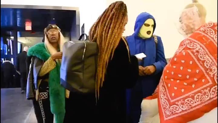 のインスタグラム：「I'm into music that makes you feel different. Fashion that makes a statement. Love without conditions, people who believe in themselves. 2019 I spent my time in my ART. NYFW was one of many highlights of the year. Enjoy this footage of me and Demi doing what we do for fashion.  For FULL VIDEO go to my YouTube ❤️ YT: VeronicaVegaVideos  Link in my bio NOW!」