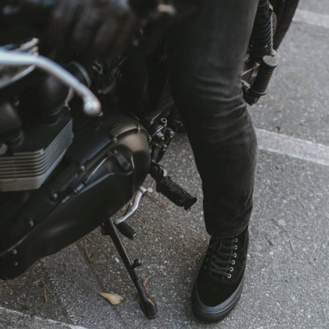 のインスタグラム：「Kicking things into high gear.  New bike/boot combo tested and shot by @sethvdl #showupinseavees」