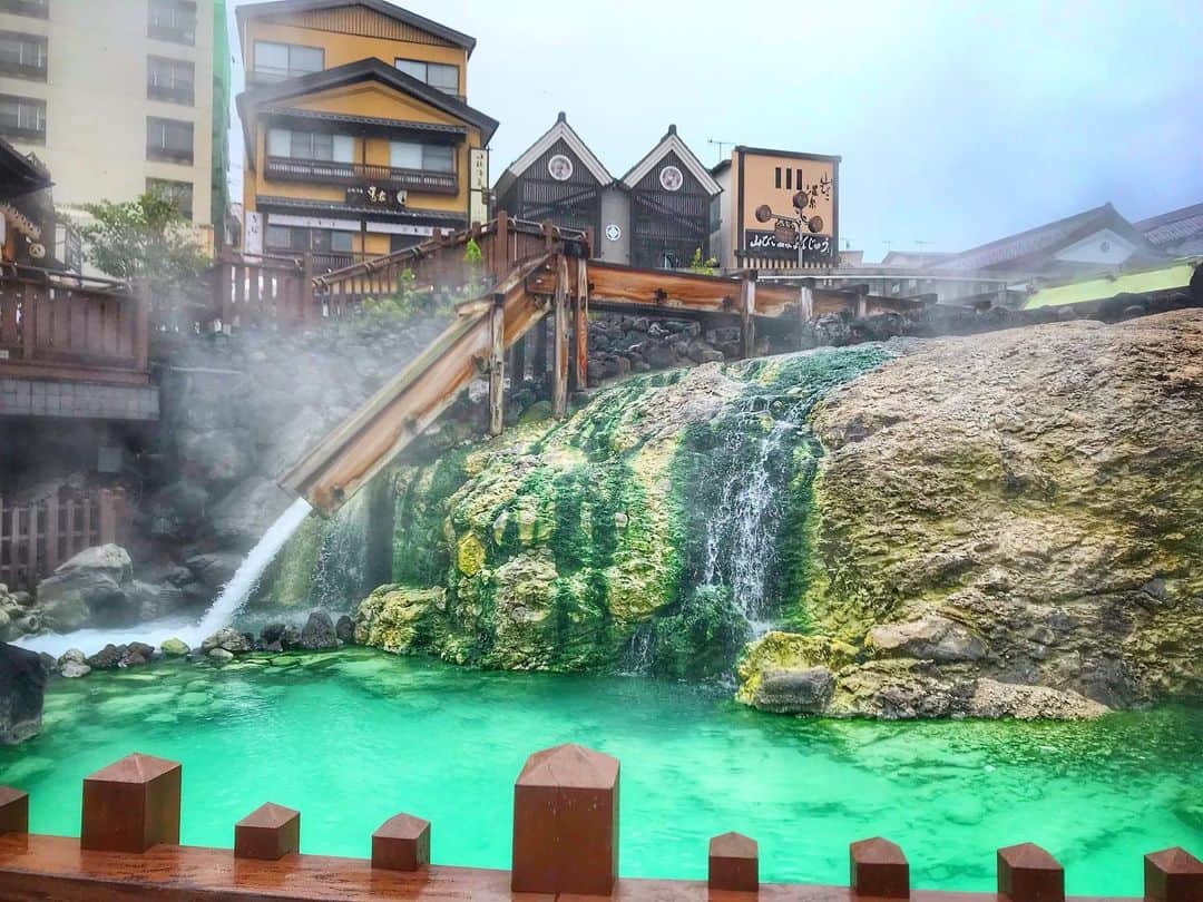 旅行比較サイト・トラベルコ 理想の旅を、いちばん安く。のインスタグラム：「寒くなってきましたね⛄﻿ あったか～い #温泉 へ出かけませんか？♨﻿ ﻿ 群馬県の #草津温泉 は、「恋の病以外は何でも治す!?」ともいわれるほど効能豊かな名湯。その草津温泉のシンボルが #湯畑 です！﻿ ﻿ 高温で知られる草津の湯。湯畑では、温泉街の中心部で湧き出ている源泉を冷気にさらし、加水せずに入浴できるよう温度を下げています。﻿ ﻿ ダイナミックに流れ落ちる湯、モクモクと舞い上がる湯けむり…大迫力の湯畑は、観光スポットとしてももちろん大人気♪﻿ ﻿ 夜にはライトアップも行われ、昼間とはまた違った幻想的な姿を見ることができますよ✨﻿ ﻿ 周辺には入浴施設や足湯があるほか、飲食店やお土産店もたくさん。湯畑を眺めながら温泉街散策をお楽しみください😉﻿ *﻿ *﻿ *﻿ ★12/1（日）まで！★「トラベルコ2020オリジナルカレンダー」プレゼントキャンペーン実施中！詳細は @travelko_chan のプロフィールリンクからご覧ください。﻿ *﻿ *﻿ *﻿ #温泉旅行 #日本 #群馬 #草津 #国内旅行 #travel #trip #japantrip #japantravel #sightseeing #フォトジェニック #旅行好きな人と繋がりたい #写真好きな人と繋がりたい #女子旅 #一人旅 #カメラ女子 #カメラ男子 #photooftheday #followme #instatravel #travelgram #instagood #instaphoto #travelko #トラベルコ #トラベルコちゃん #トラベルコカレンダー2020﻿ @kusatsu_onsen_official」