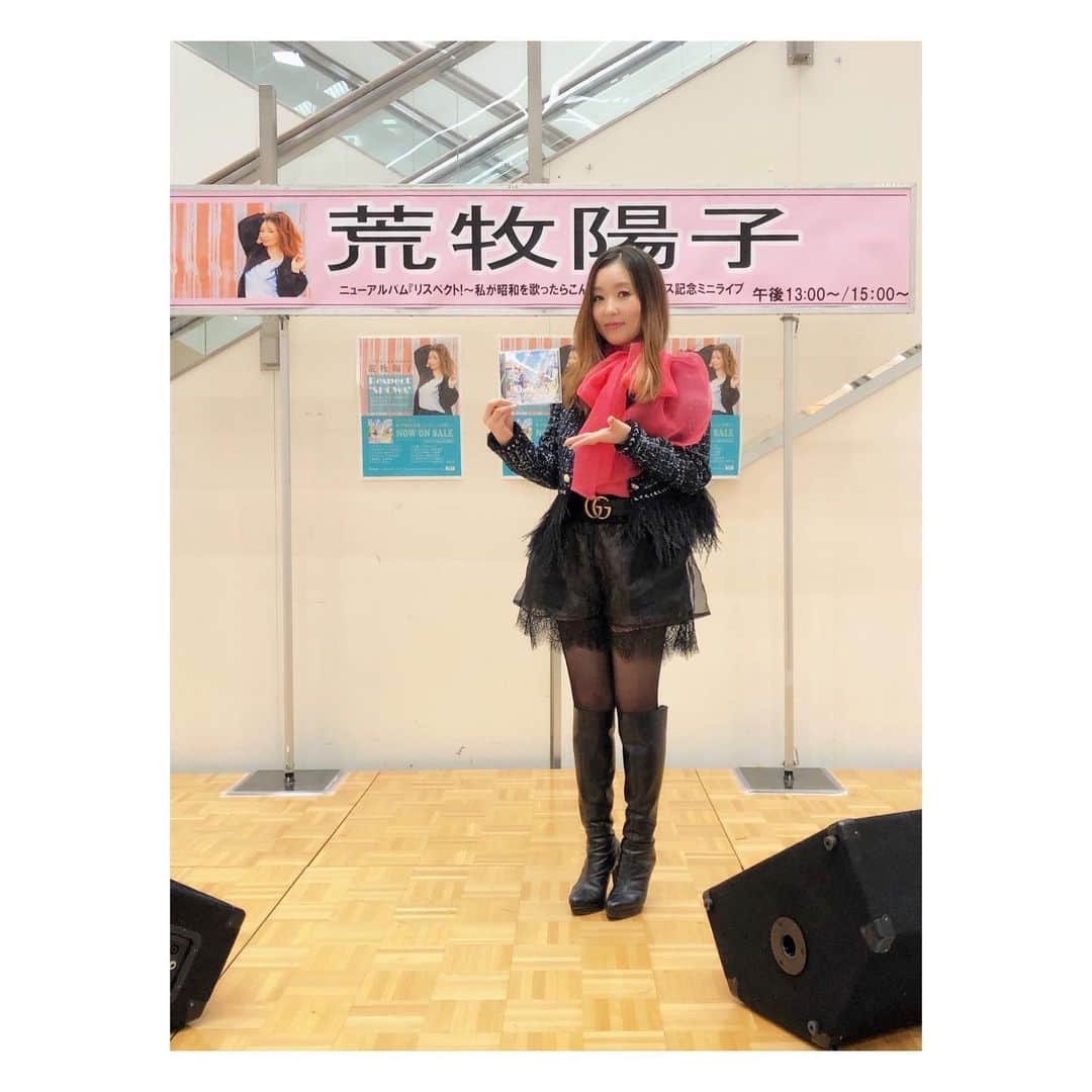 荒牧陽子さんのインスタグラム写真 - (荒牧陽子Instagram)「2019.11.23  成田　※音量注意﻿ ┈︎┈︎┈︎┈︎┈︎┈︎┈︎┈︎┈︎┈︎┈︎┈︎﻿ ユアエルム成田さんで歌わせていただきました。﻿ ご協力いただいた新星堂さん、ありがとうございました！﻿ そして、お集まりくださった皆様、ありがとうございました！﻿ 横浜に来てくれた方もいらして、ビックリ！﻿ CDもご購入いただき、またお花などプレゼントまで…😭﻿ ﻿ ある女性は﻿ 「普段はDVDしか買わない。﻿ でもこのCDは買っちゃった。﻿ DVD出してね！」﻿ ﻿ ある男性は﻿ 「たまたまお店に来たら荒牧さんのポスター見つけて慌ててステージを見に来ました。﻿ 生で見たかったので嬉しいです」﻿ ﻿ いろんな声をいただきました。﻿ 本当にありがとうございます。﻿ ﻿ 3枚目の写真 14歳女の子からもらったお手紙が﻿ 泣けました。﻿ ありがとう、一緒に頑張ろうね！﻿ ﻿ ﻿ ﻿ ﻿ 今回ご協力いただきました、﻿ 新星堂の皆様、終始ニコニコ笑顔でお仕事して下さいました！﻿ あるスタッフさんはB'z軍団さんにお友達がいるとかで、ものまねのお話にも花が咲き…🌸✨﻿ ポスターなど色々ご準備くださり、とってもとっても感謝です！﻿ ﻿ ﻿ ﻿ CDを購入してくださった皆さん﻿ ありがとうございました！！﻿ ﻿ 立ち止まり、歌を聞いてくださった皆さん、﻿ ありがとうございました！﻿ ﻿ ﻿ まだまだイベント頑張ります！﻿ ↓大阪が追加されました！↓﻿ ﻿ ﻿ 【ライブ／イベント出演 】﻿ 全て観覧無料！﻿ ものまねも歌います〜😉﻿ お近くの皆様、是非遊びに来てくださいね！﻿ ﻿ ■2019 年12月4日（水）﻿ 大阪府　新梅田シティ・ワンダースクエア（梅田スカイビル1階中央広場）﻿ ドイツ・クリスマスマーケット大阪 2019 クリスマスツリー特設ステージ﻿ ①17:30～ ②19:00～﻿ ﻿ ■2019 年12月7日（土）﻿ 埼玉県　レイクタウンmori 1F 木の広場﻿ ①13:00～ ②16:00～﻿ ﻿ ┈︎┈︎┈︎┈︎┈︎┈︎┈︎┈︎┈︎┈︎┈︎┈﻿ ﻿ #荒牧陽子﻿ #リスペクト私が昭和を歌ったらこんな感じ﻿ #カバーアルバム﻿ #CD﻿ #ユアエルム成田﻿ #新星堂﻿ #新星堂成田ユアエルム﻿ ﻿ ﻿ instagram、Twitterで﻿ CDを載せてくれた方のところに﻿ いいね﻿ など出来る範囲でさせて頂きますね！﻿ 見つけやすいように﻿ #荒牧陽子　か、﻿ #リスペクト私が昭和を歌ったらこんな感じ﻿ を載せるか、﻿ 私のIDをタグ付けして下さいね！」11月26日 12時12分 - yoko_aramaki